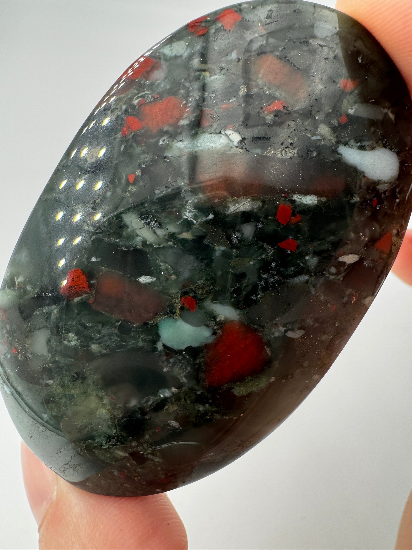Heliotrop Handstein – polierter Blutjaspis aus grünem Chalcedon mit roten Einschlüssen und Pyrit.