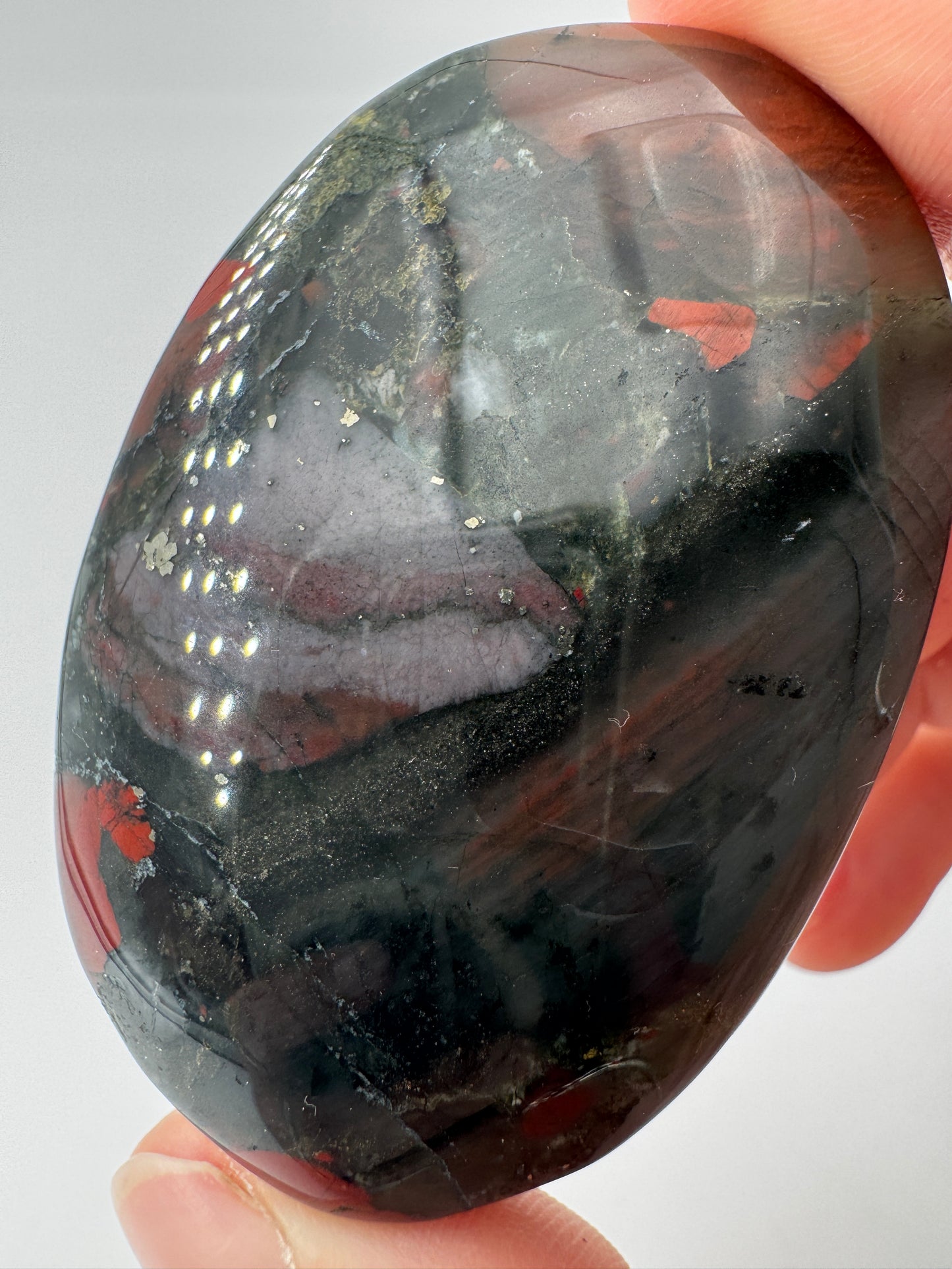 Heliotrop Handstein – polierter Blutjaspis aus grünem Chalcedon mit roten Einschlüssen und Pyrit.
