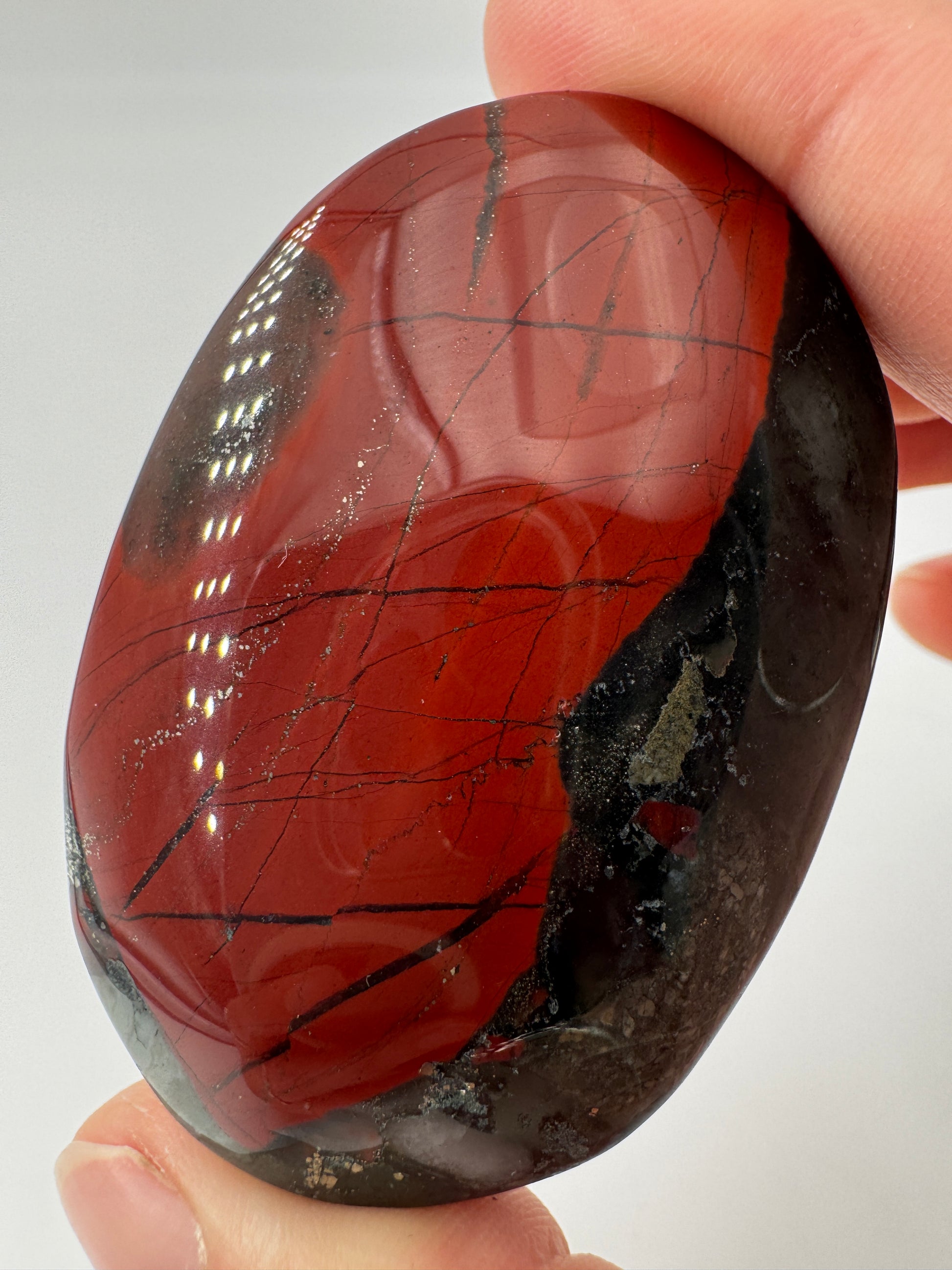 Heliotrop Handstein – polierter Blutjaspis aus grünem Chalcedon mit roten Einschlüssen und Pyrit.