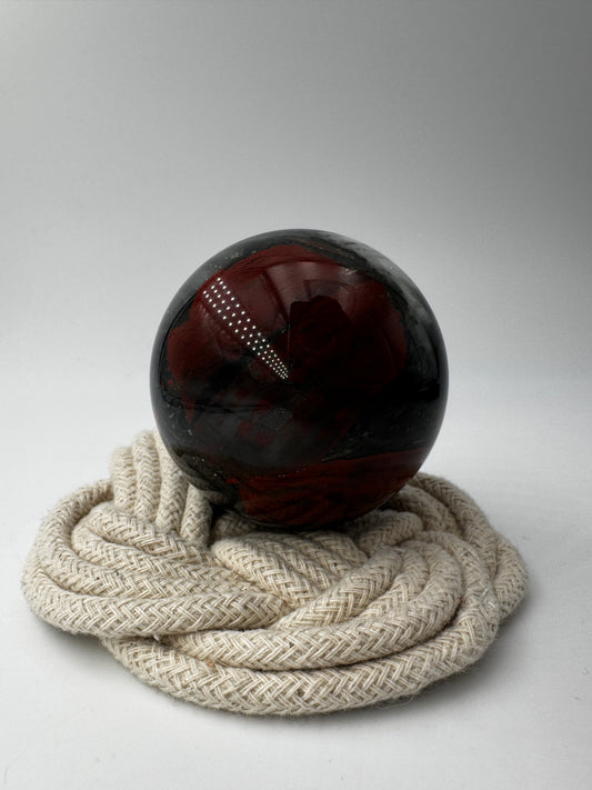 Heliotrop-Kugel BK64 (Blutjaspis), Ø 6,2 cm – polierte Sphäre aus grünem Chalcedon, Quarz und Pyrit mit charakteristischem Farbspiel, geologisches Unikat.