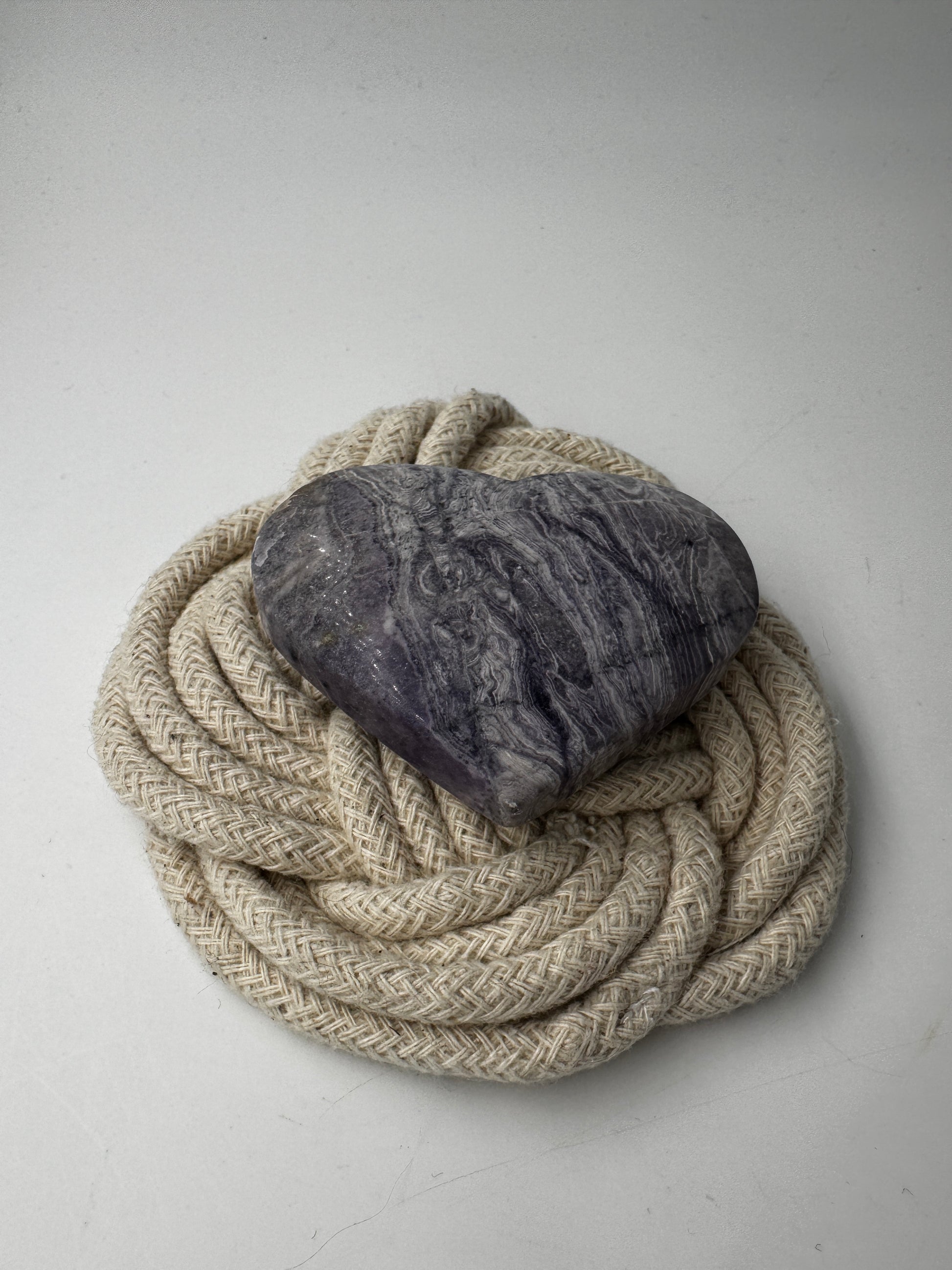 Herz aus lila Jaspis PH23, 5 × 6,3 cm – opaker Mangan-Quarz mit sattem Violett und natürlicher Maserung, auch als lila Malachit bekannt.