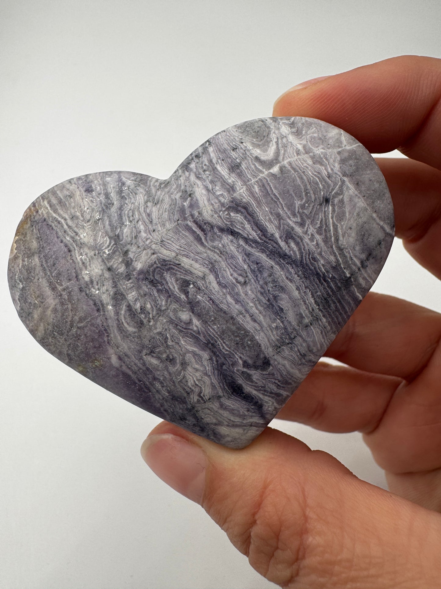 Herz aus lila Jaspis PH23, 5 × 6,3 cm – opaker Mangan-Quarz mit sattem Violett und natürlicher Maserung, auch als lila Malachit bekannt.