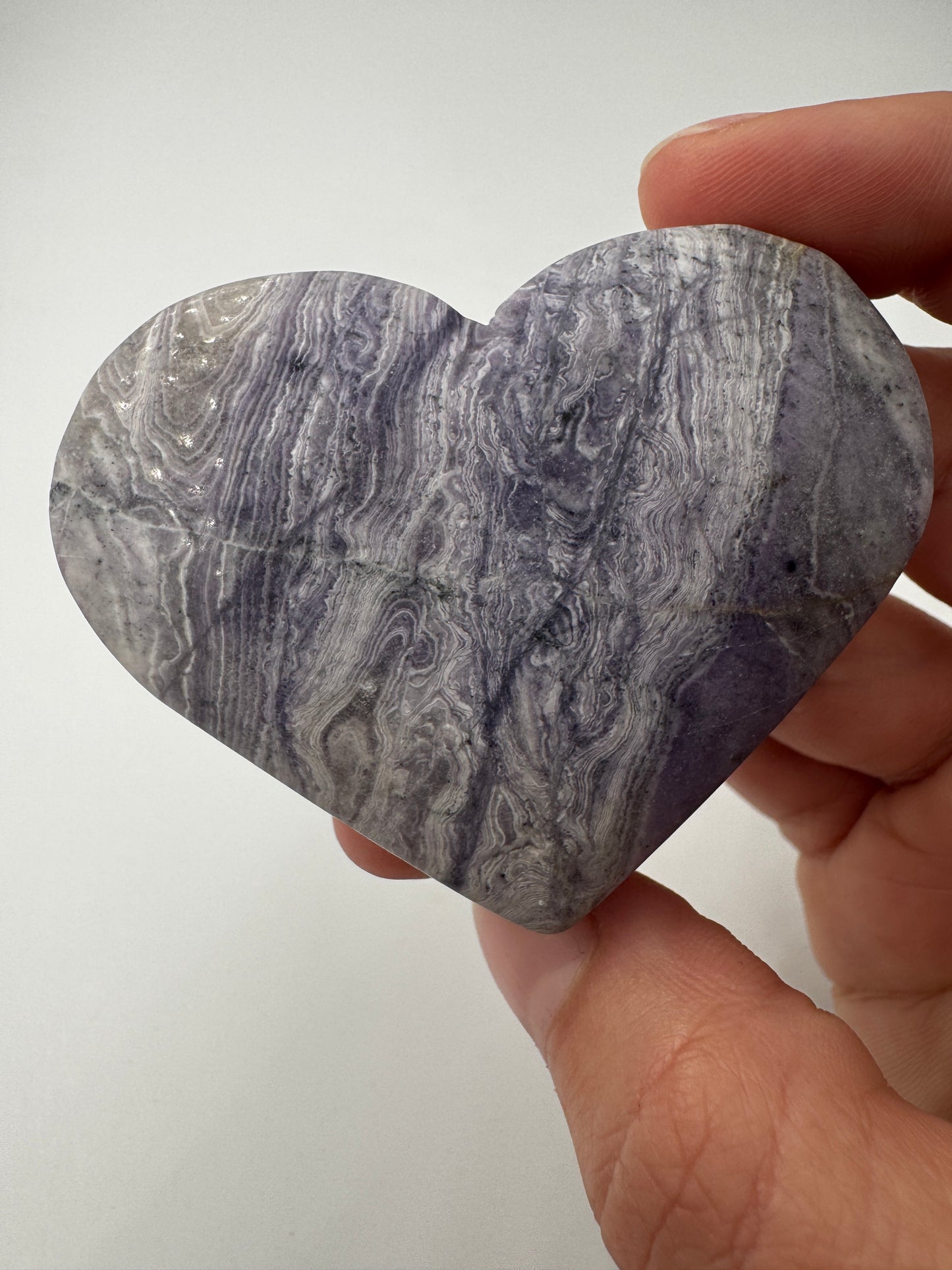Herz aus lila Jaspis PH23, 5 × 6,3 cm – opaker Mangan-Quarz mit sattem Violett und natürlicher Maserung, auch als lila Malachit bekannt.