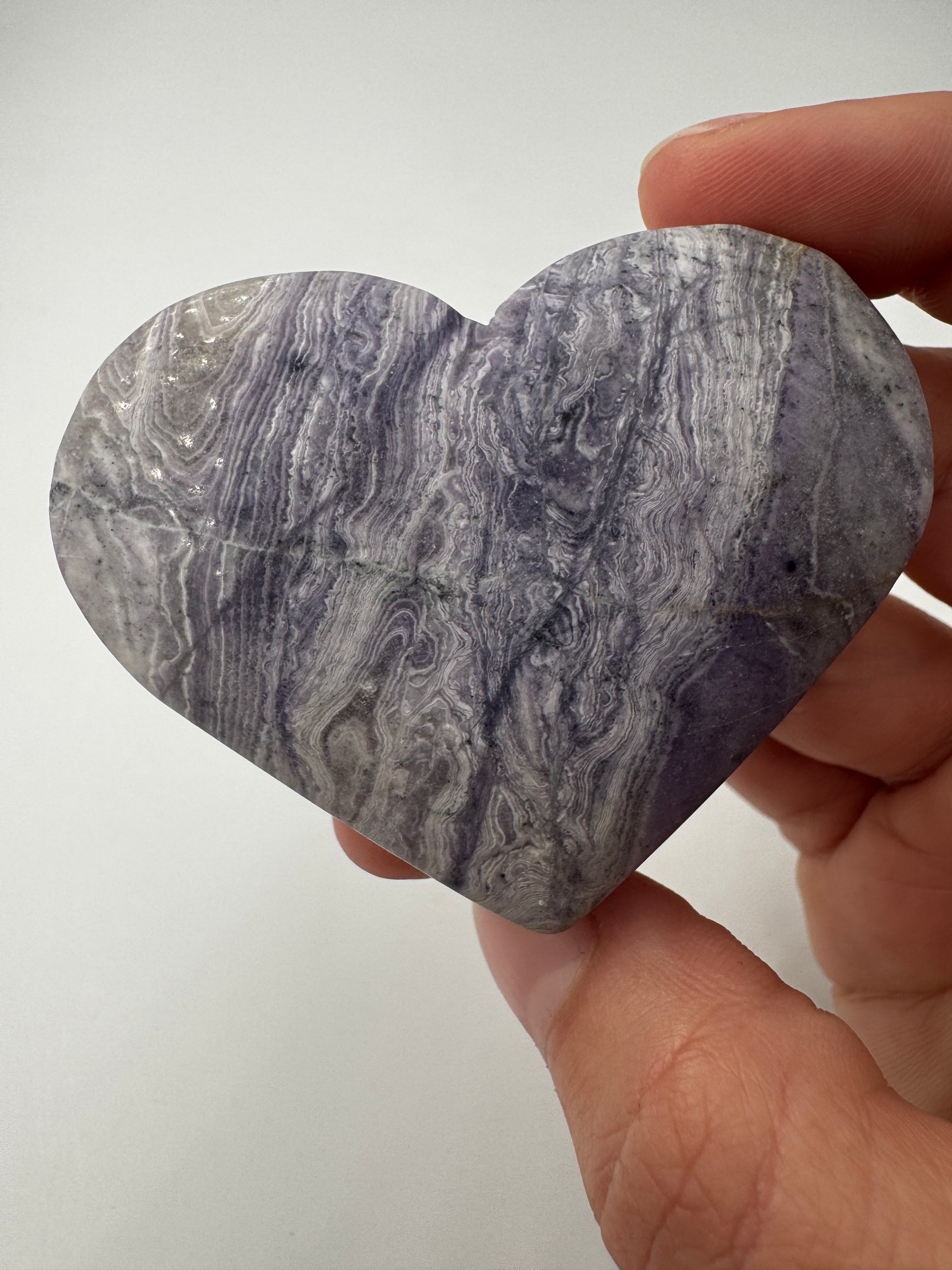 Herz aus lila Jaspis PH23, 5 × 6,3 cm – opaker Mangan-Quarz mit sattem Violett und natürlicher Maserung, auch als lila Malachit bekannt.