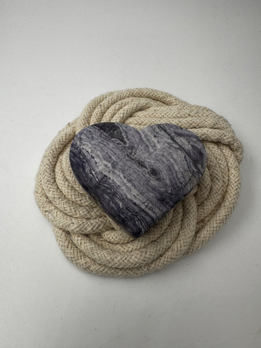 Herz aus lila Jaspis PH24, 5,2 × 6 cm – opaker Mangan-Quarz mit sattem Violett und natürlicher Maserung, auch als lila Malachit bekannt.