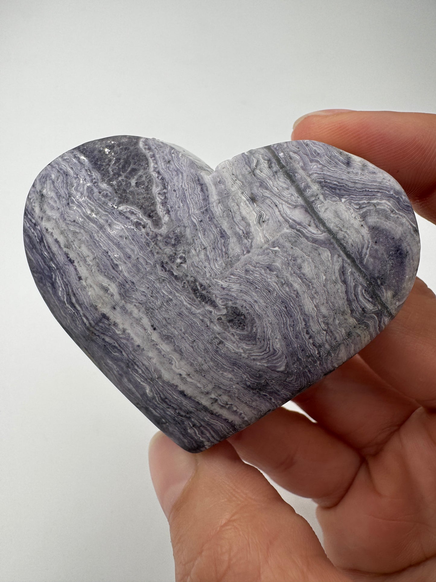 Herz aus lila Jaspis PH24, 5,2 × 6 cm – opaker Mangan-Quarz mit sattem Violett und natürlicher Maserung, auch als lila Malachit bekannt.