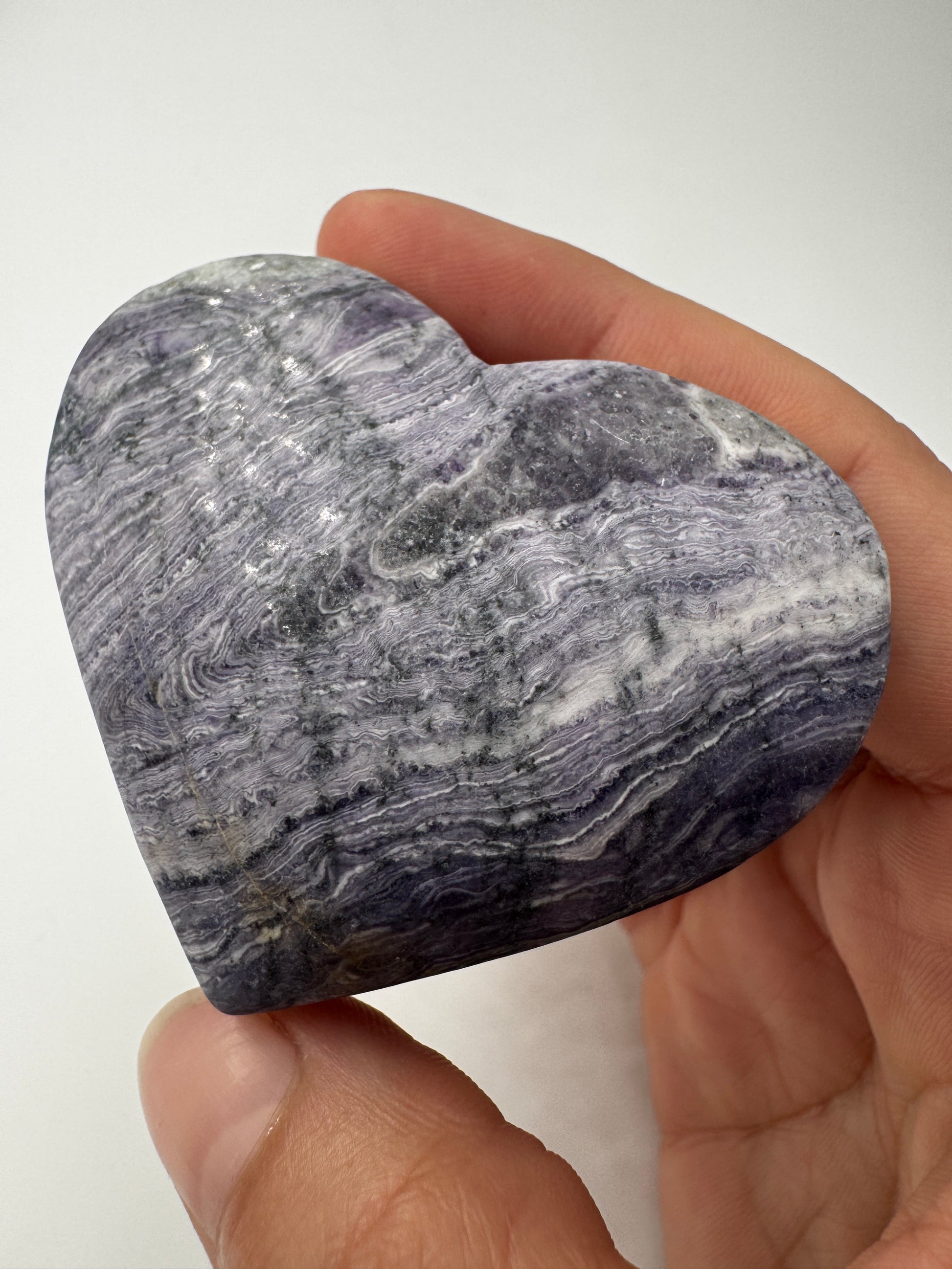 Herz aus lila Jaspis PH24, 5,2 × 6 cm – opaker Mangan-Quarz mit sattem Violett und natürlicher Maserung, auch als lila Malachit bekannt.