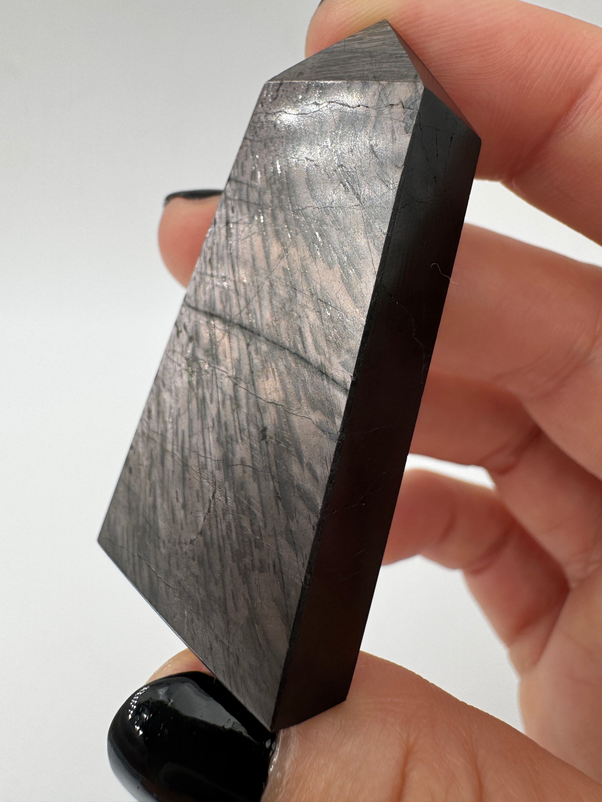 Hypersthen-Spitze HT21 mit submetallischem Schimmer .
