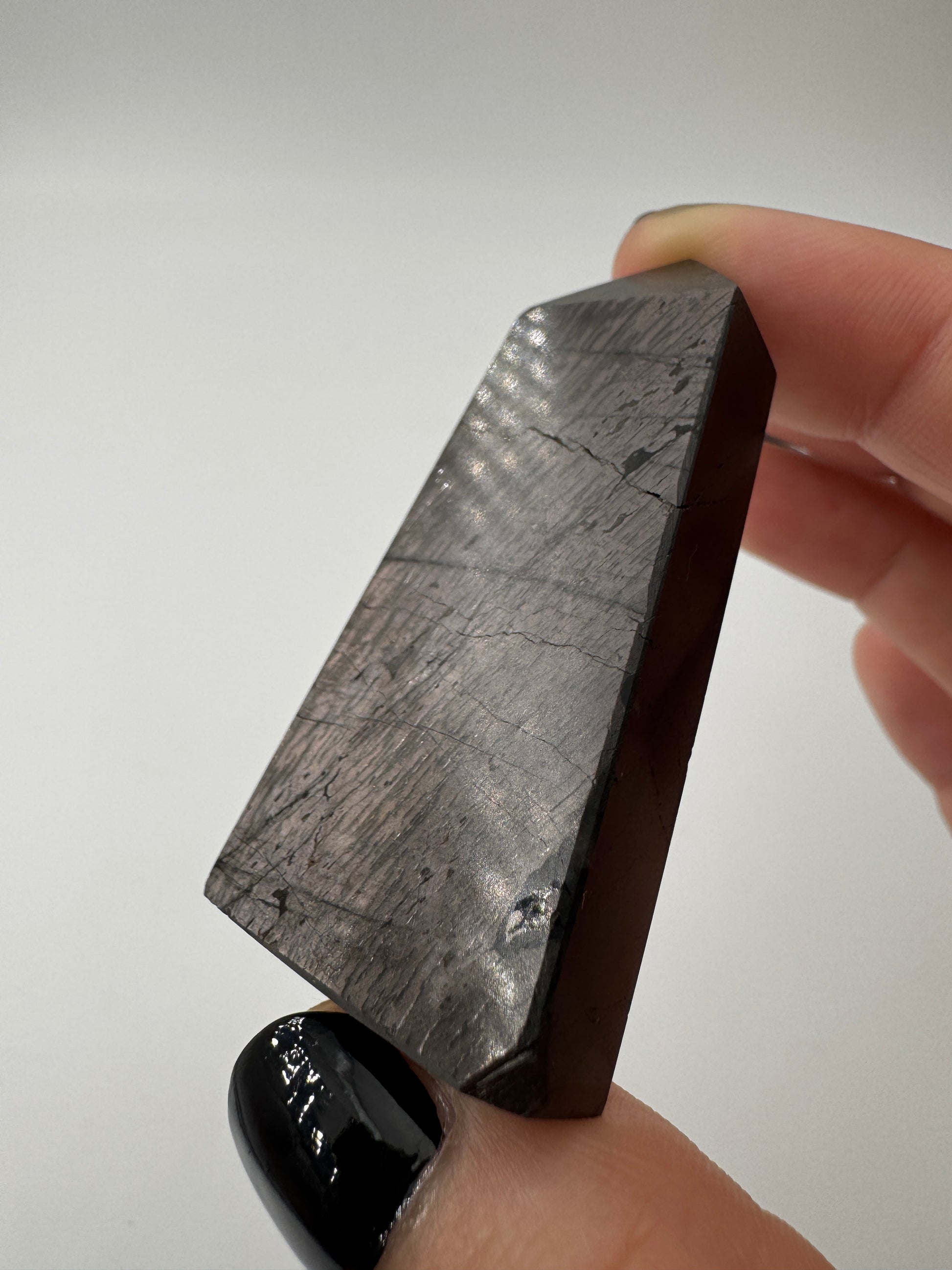 Hypersthen-Spitze HT21 mit submetallischem Schimmer.