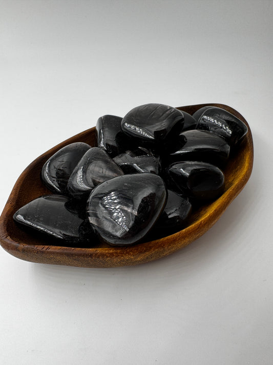 Polierte Hypersthen-Trommelsteine mit submetallischem Schimmer.