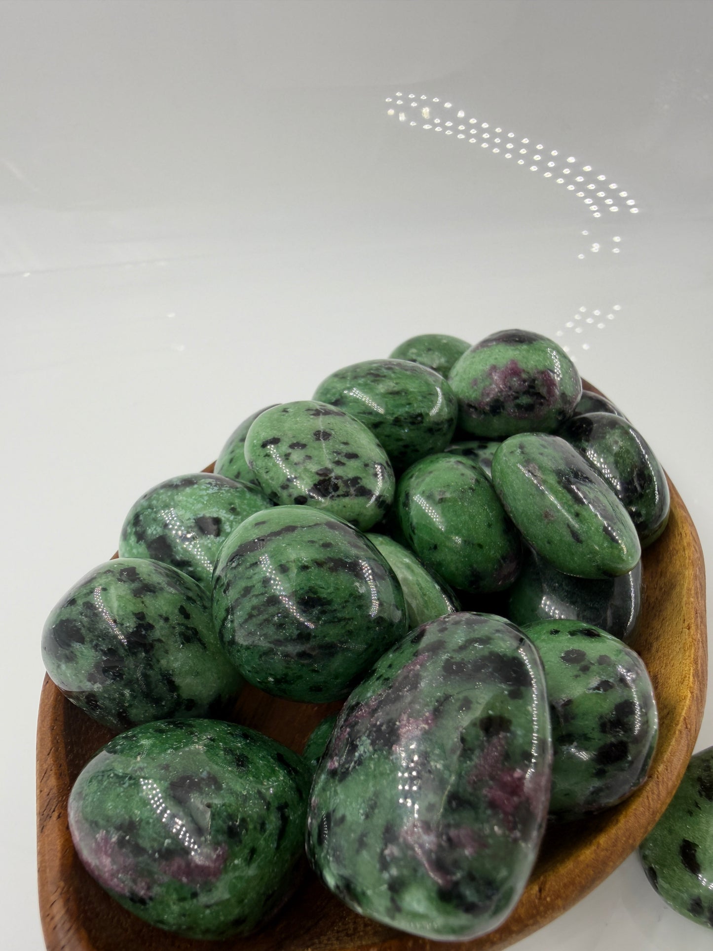 Rubin in Zoisit Trommelsteine