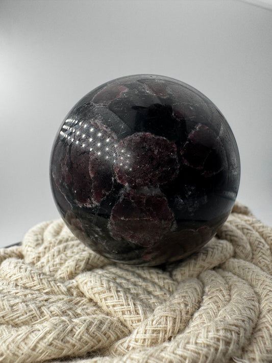 Antophyllit mit Granat Kugel AG29