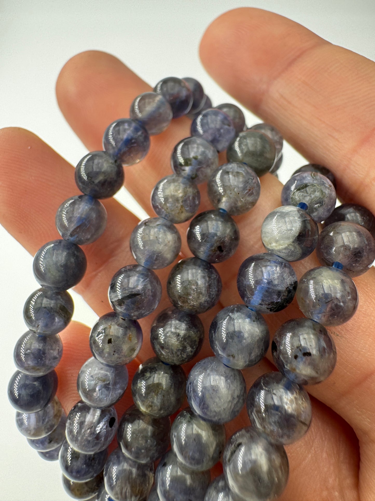 Iolith-Armband (Cordierit/Wassersaphir), 6 mm Kugeln, 19 cm Umfang – elastisches Kugelarmband in Violettblau mit charakteristischem Pleochroismus, Sammlerschmuck aus Edelmineral.