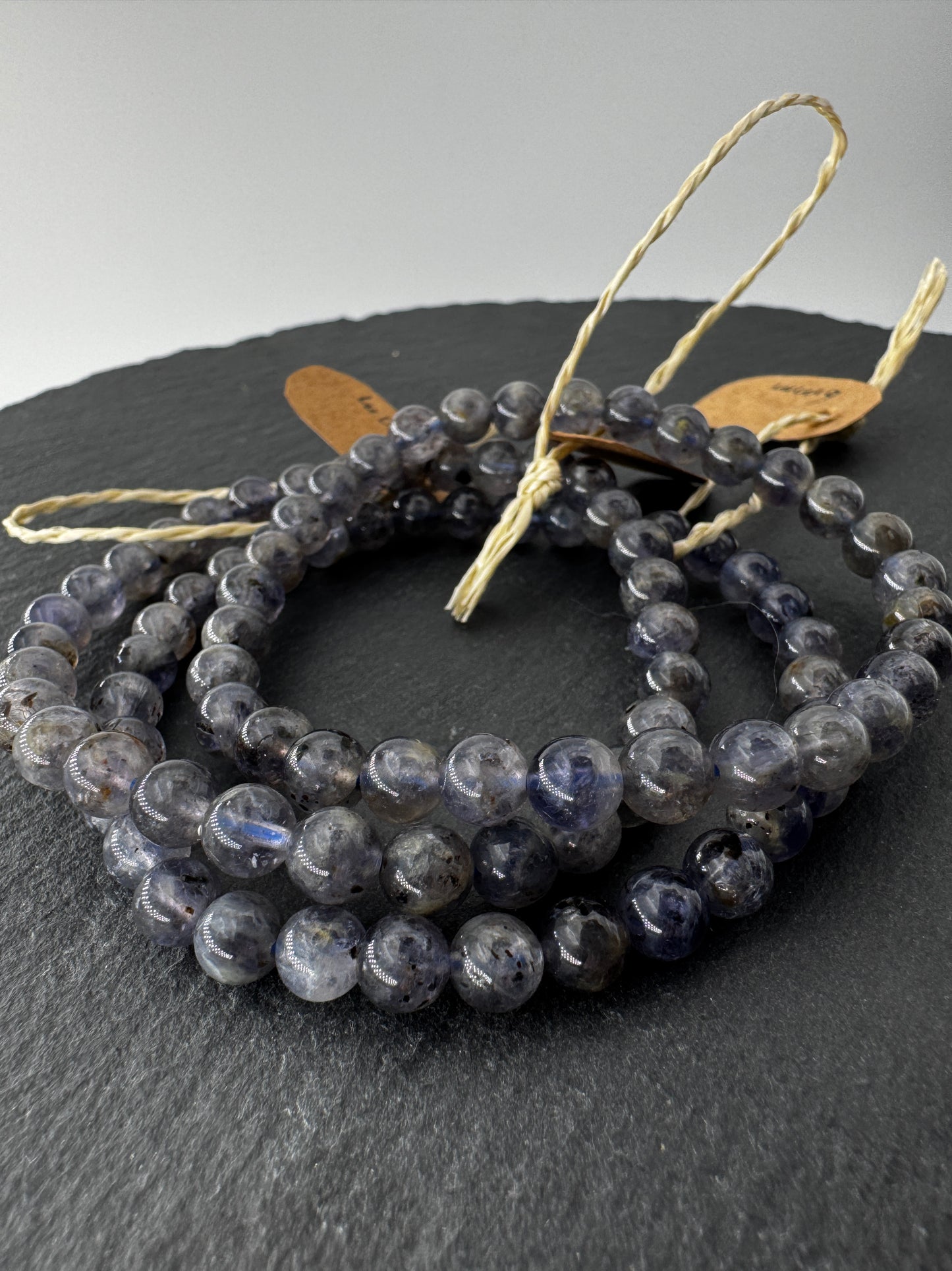 Iolith-Armband (Cordierit/Wassersaphir), 6 mm Kugeln, 19 cm Umfang – elastisches Kugelarmband in Violettblau mit charakteristischem Pleochroismus, Sammlerschmuck aus Edelmineral.