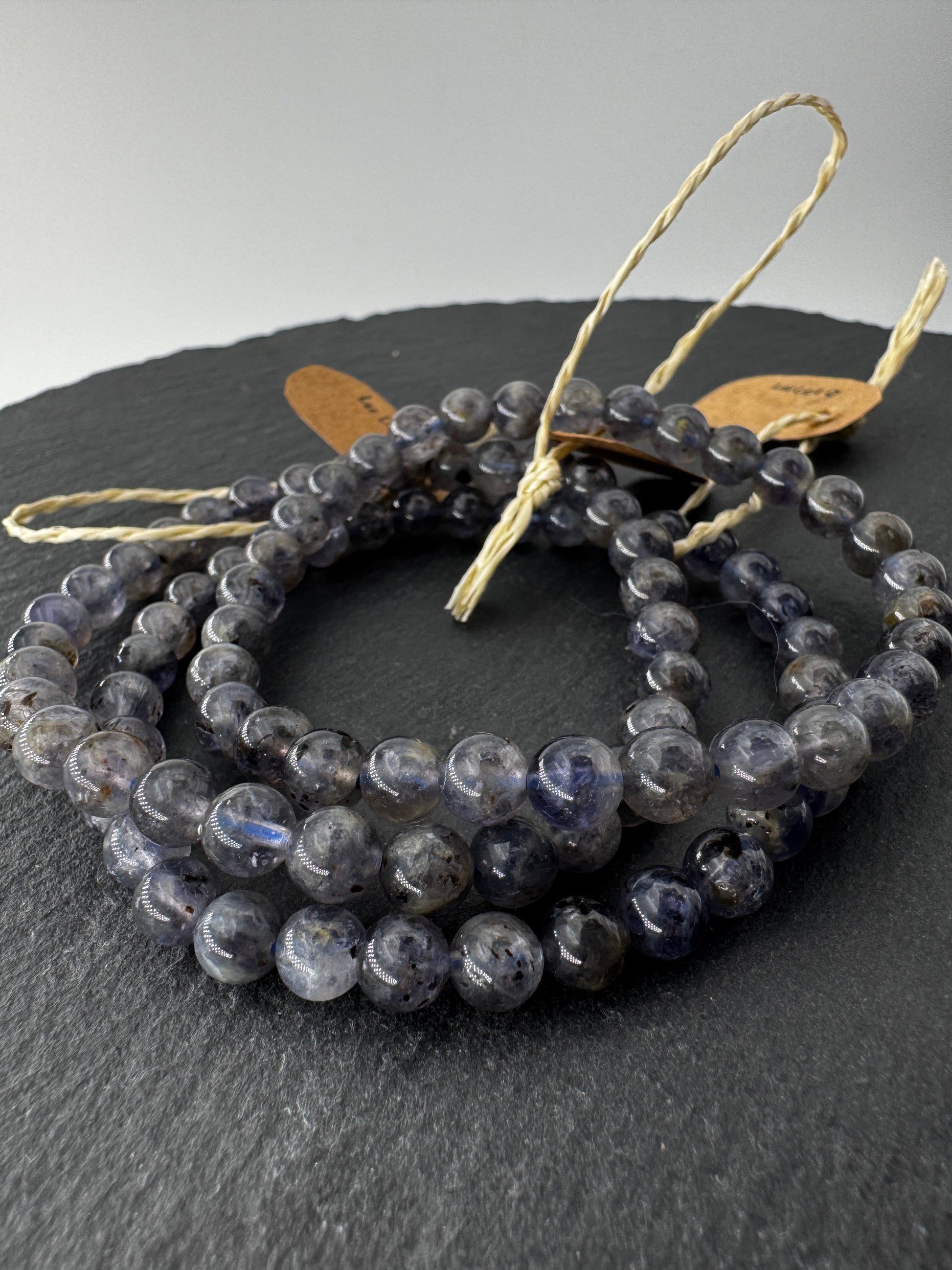 Iolith-Armband (Cordierit/Wassersaphir), 6 mm Kugeln, 19 cm Umfang – elastisches Kugelarmband in Violettblau mit charakteristischem Pleochroismus, Sammlerschmuck aus Edelmineral.