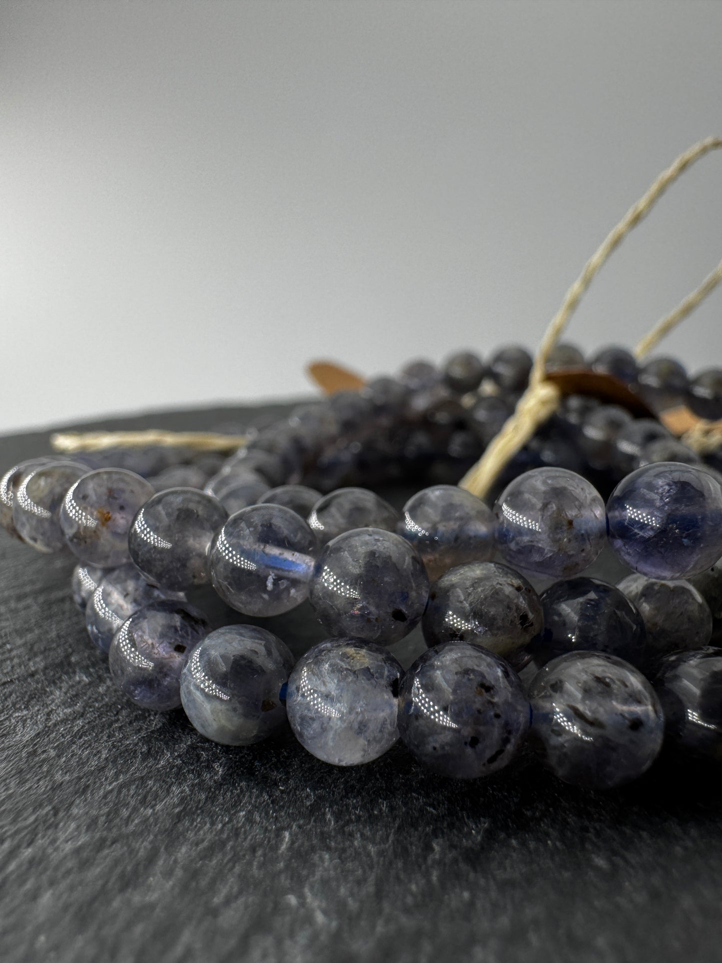 Iolith-Armband (Cordierit/Wassersaphir), 6 mm Kugeln, 19 cm Umfang – elastisches Kugelarmband in Violettblau mit charakteristischem Pleochroismus, Sammlerschmuck aus Edelmineral.