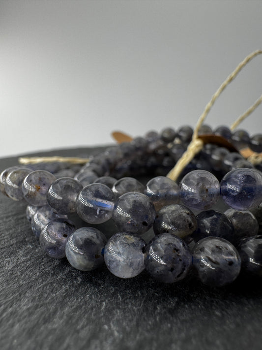 Iolith-Armband (Cordierit/Wassersaphir), 6 mm Kugeln, 19 cm Umfang – elastisches Kugelarmband in Violettblau mit charakteristischem Pleochroismus, Sammlerschmuck aus Edelmineral.