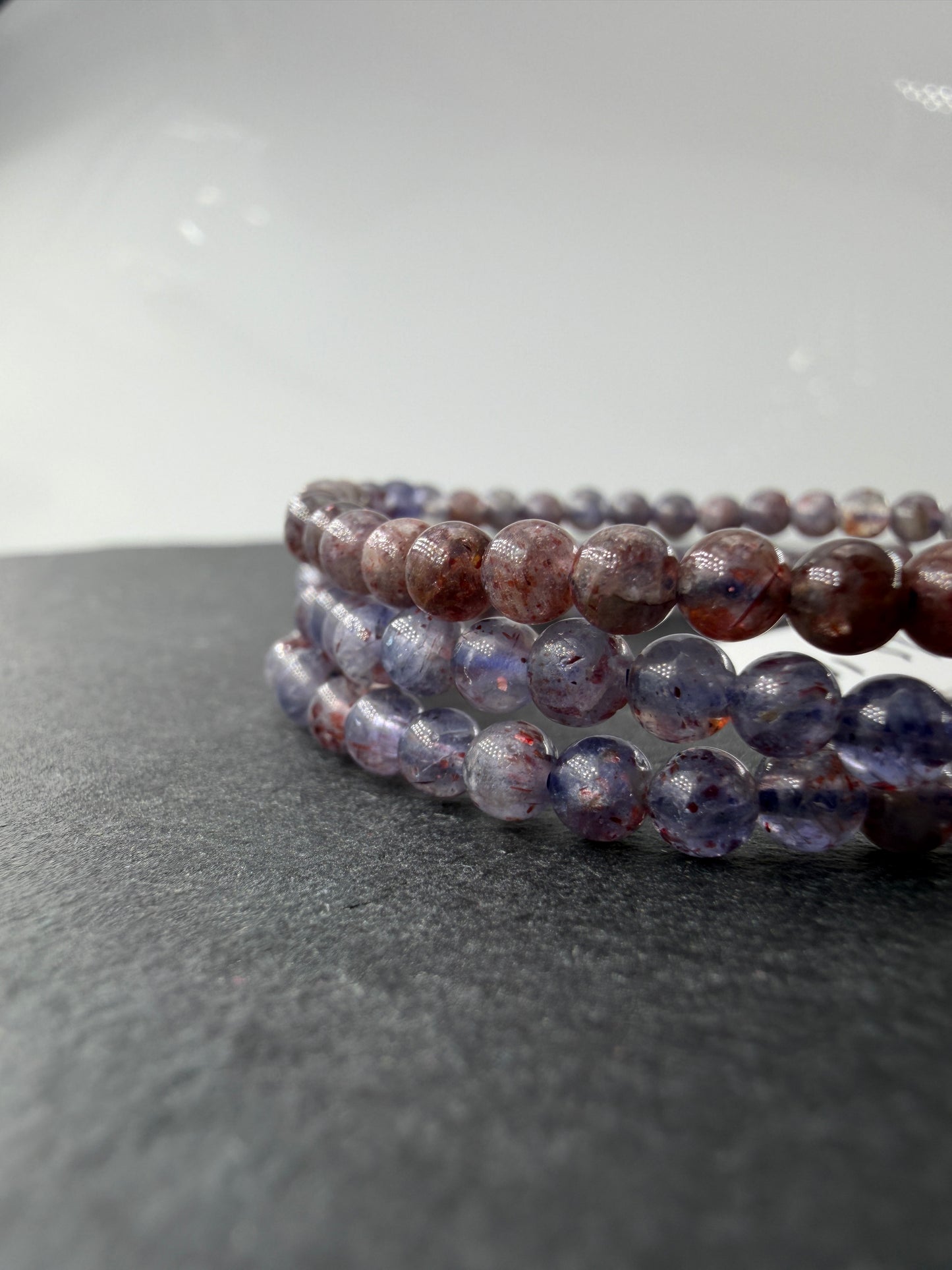 Kugelarmband aus Iolith mit Sonnenstein IS10 – mineralogisches Unikat mit Pleochroismus, 4 mm, Umfang 18 cm