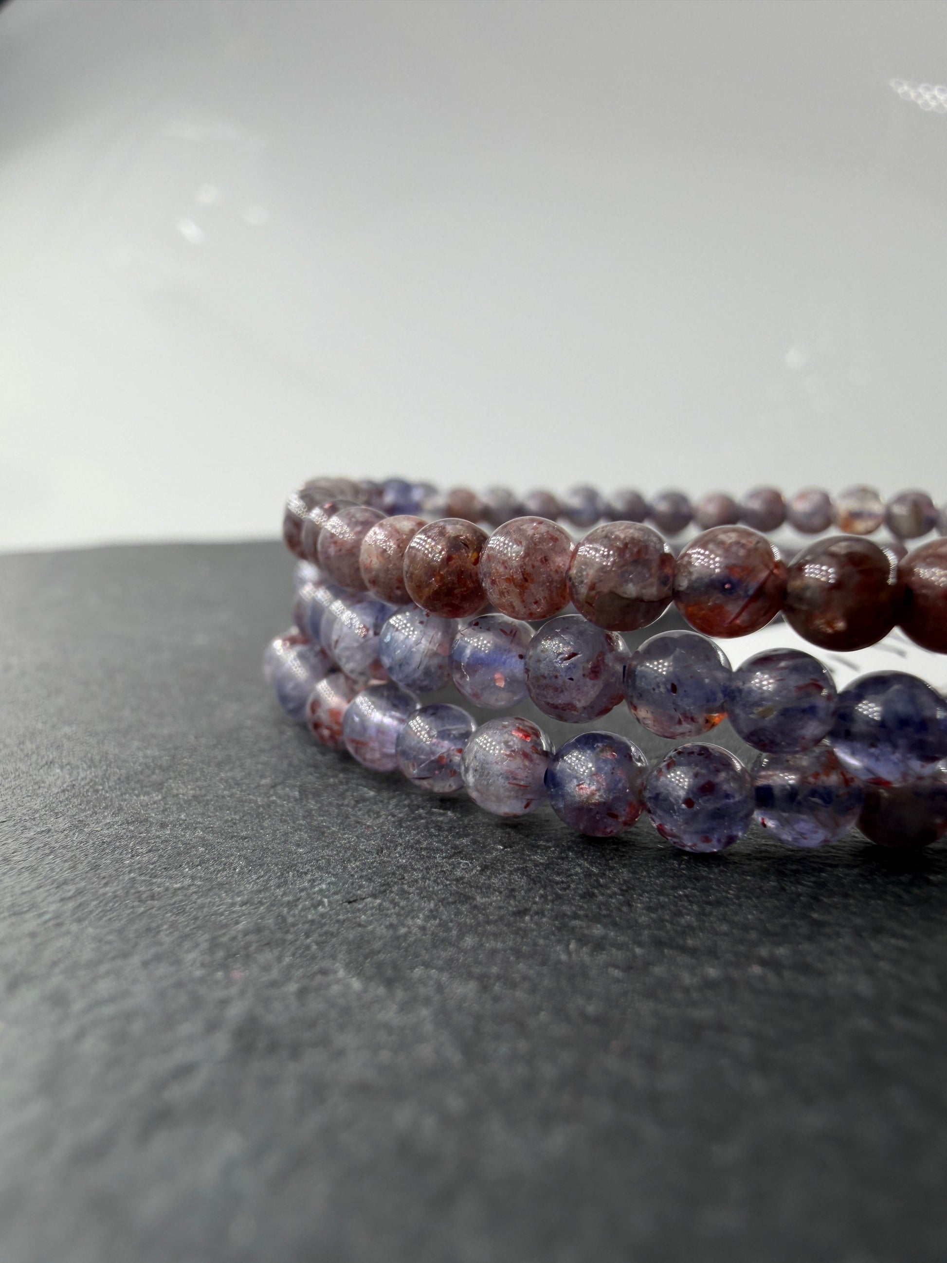 Kugelarmband aus Iolith mit Sonnenstein IS10 – mineralogisches Unikat mit Pleochroismus, 4 mm, Umfang 18 cm
