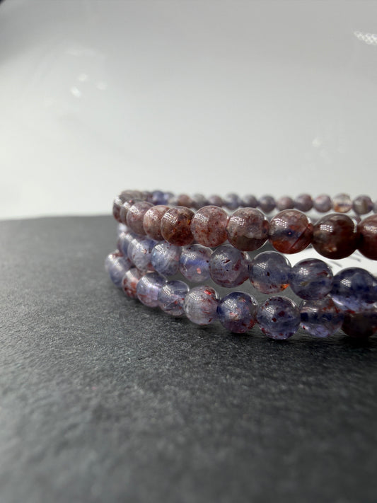 Kugelarmband aus Iolith mit Sonnenstein IS10 – mineralogisches Unikat mit Pleochroismus, 4 mm, Umfang 18 cm