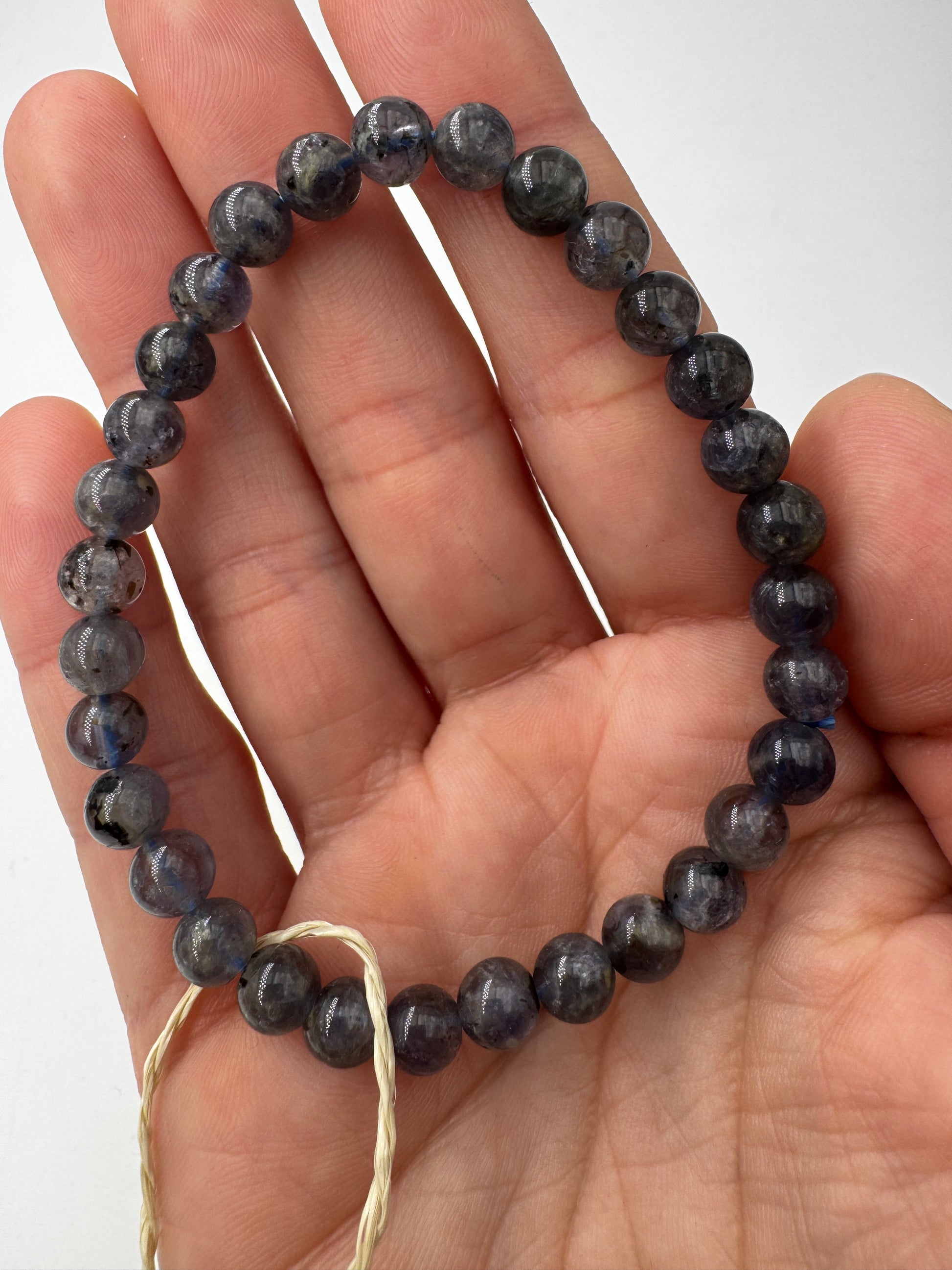 Iolith-Armband (Cordierit/Wassersaphir), 6 mm Kugeln, 19 cm Umfang – elastisches Kugelarmband in Violettblau mit charakteristischem Pleochroismus, Sammlerschmuck aus Edelmineral.