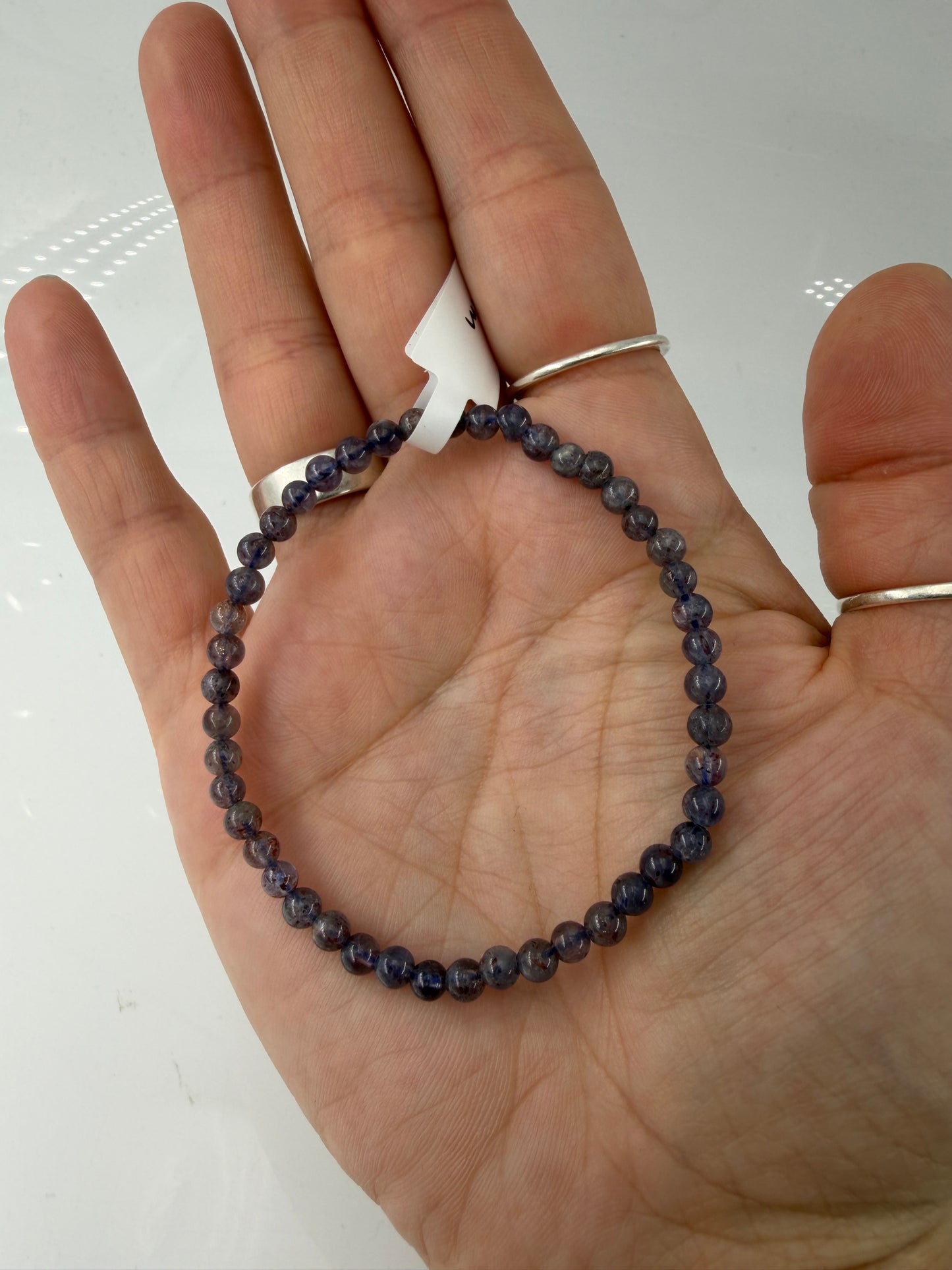 Kugelarmband aus Iolith mit Sonnenstein IS10 – mineralogisches Unikat mit Pleochroismus, 4 mm, Umfang 18 cm