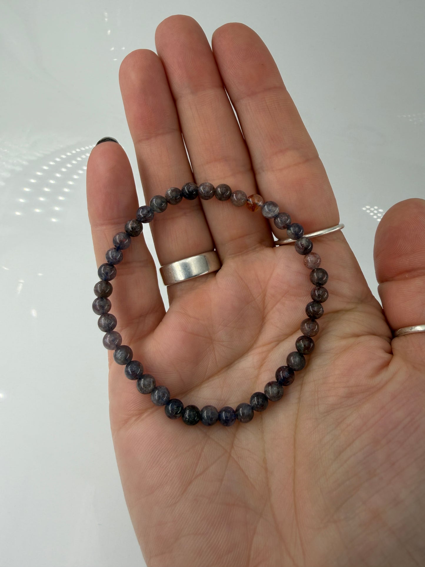 Kugelarmband aus Iolith mit Sonnenstein IS10 – mineralogisches Unikat mit Pleochroismus, 4 mm, Umfang 18 cm