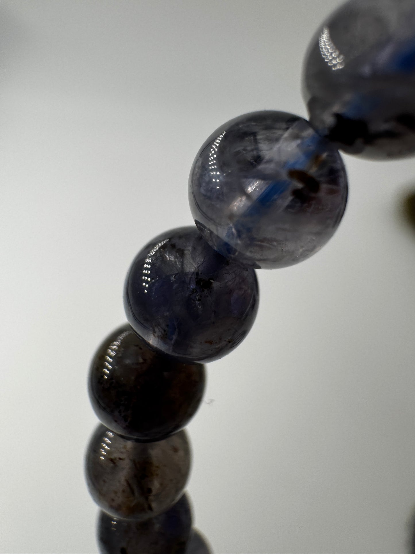 Iolith-Armband (Cordierit/Wassersaphir), 6 mm Kugeln, 19 cm Umfang – elastisches Kugelarmband in Violettblau mit charakteristischem Pleochroismus, Sammlerschmuck aus Edelmineral.
