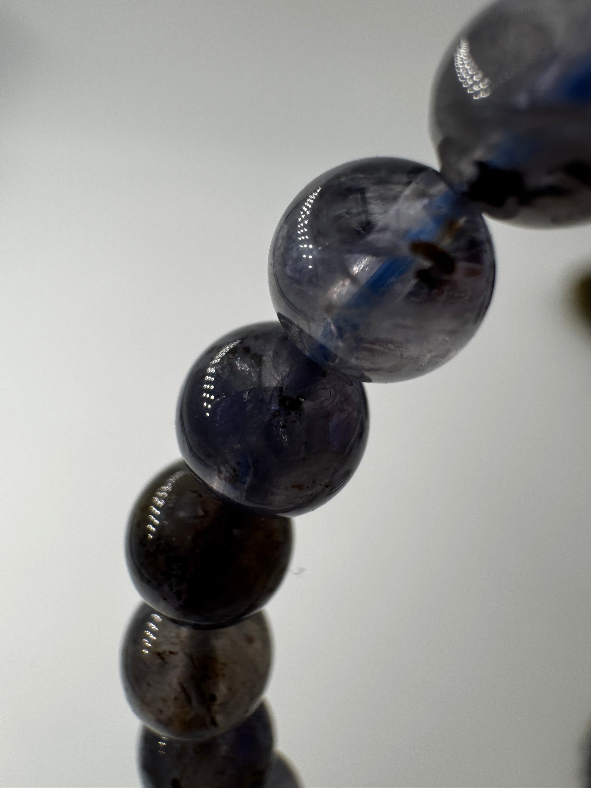 Iolith-Armband (Cordierit/Wassersaphir), 6 mm Kugeln, 19 cm Umfang – elastisches Kugelarmband in Violettblau mit charakteristischem Pleochroismus, Sammlerschmuck aus Edelmineral.