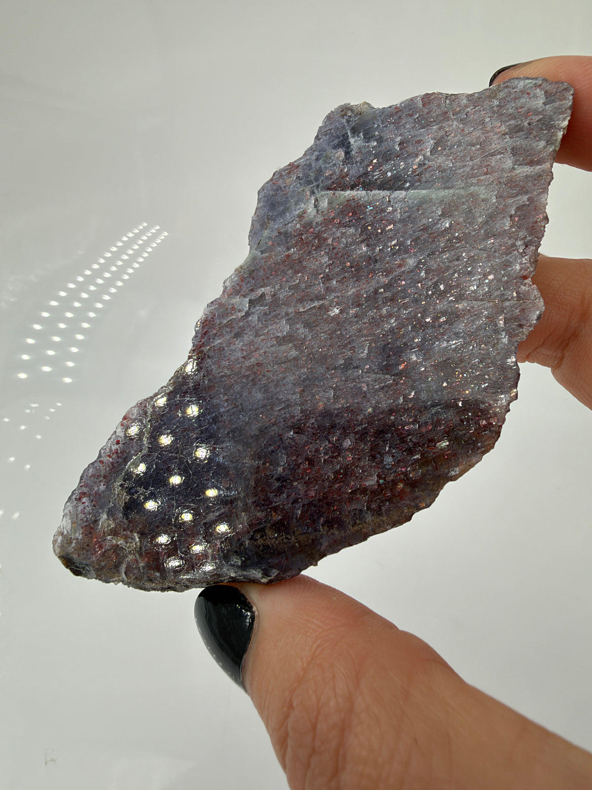 längliche Iolith-Sonnenstein-Scheibe IR39 mit grauvioletten Bereichen, feinen rötlichen Reflexen und unregelmäßigem Rand