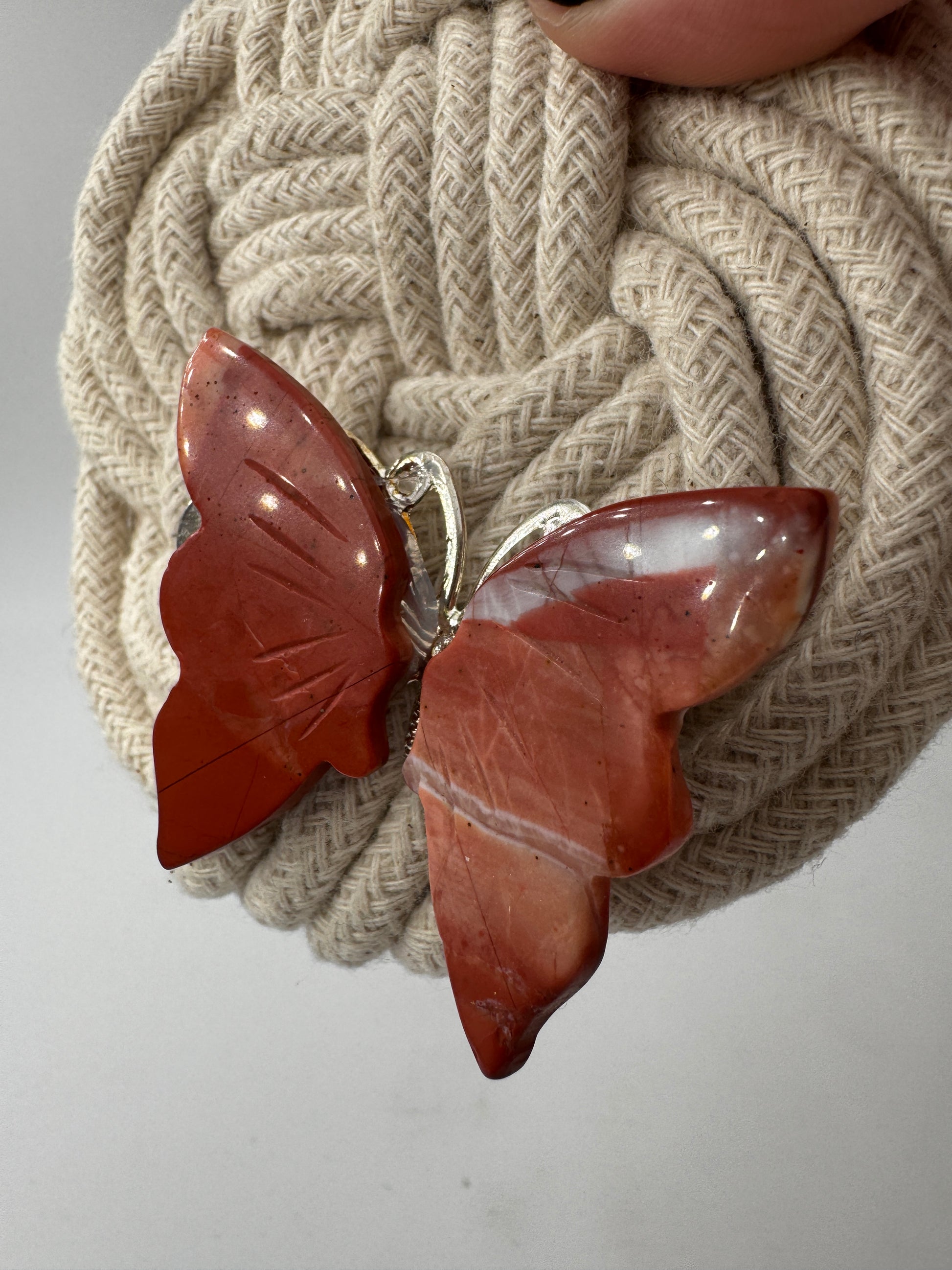 Dekorative Haarspangen in Schmetterlingsform mit Flügeln aus Jaspis.