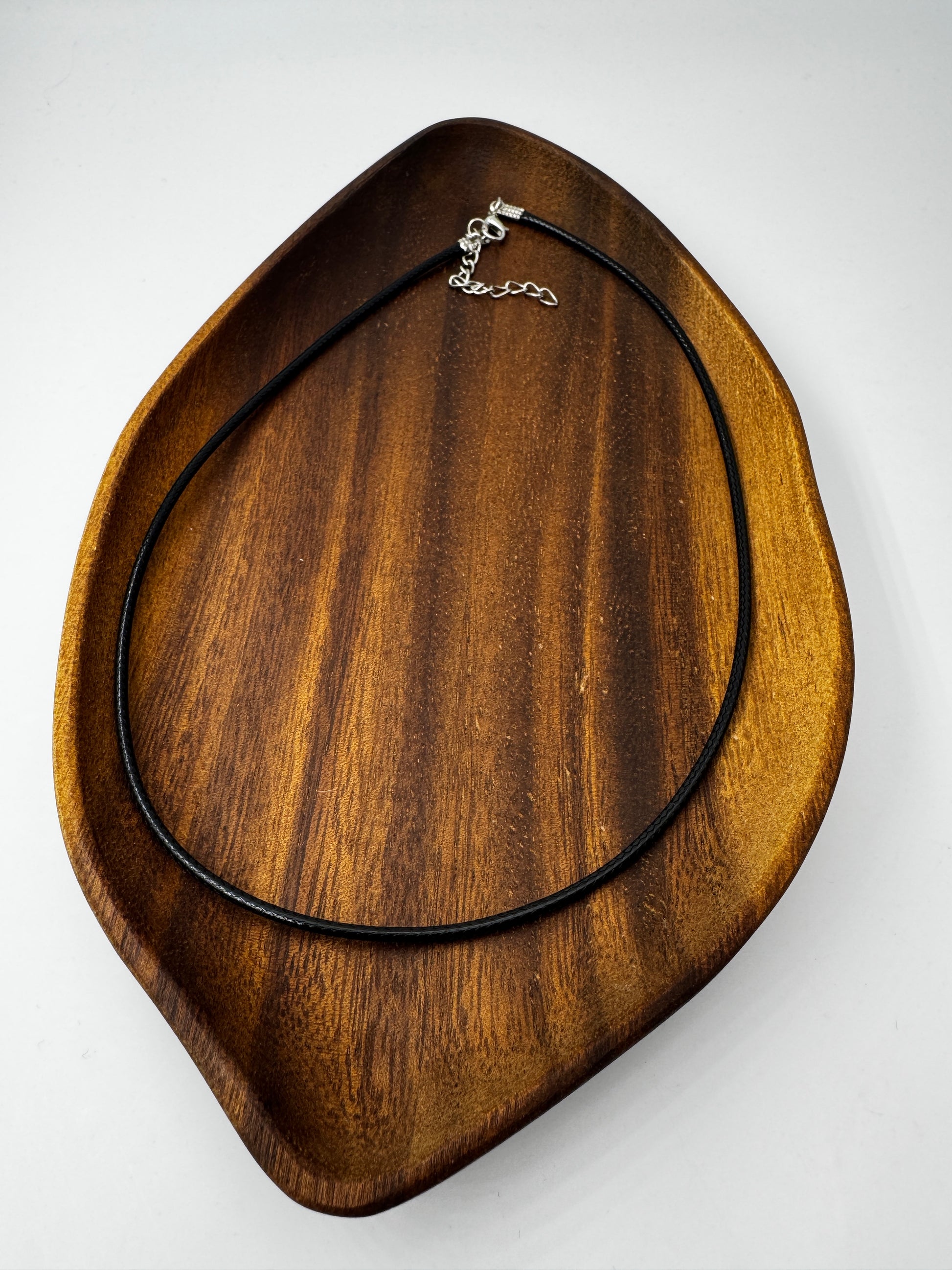 Geflochtenes Synthetikband in Schwarz, 45 cm mit 5 cm Verlängerung – Trägerband für Edelstein- und Mineralienanhänger.
