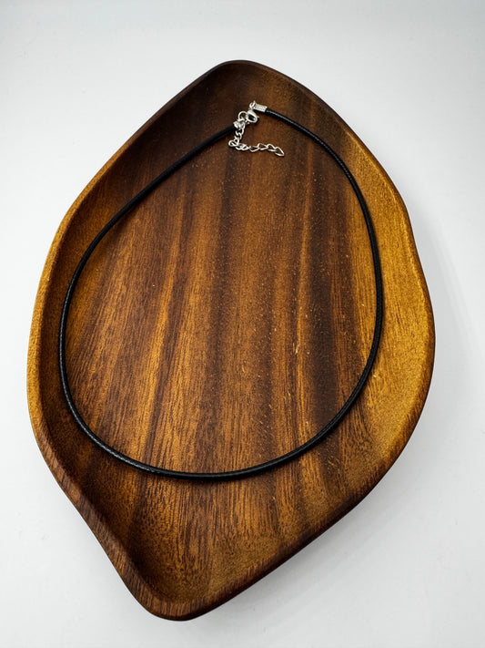 Geflochtenes Synthetikband in Schwarz, 45 cm mit 5 cm Verlängerung – Trägerband für Edelstein- und Mineralienanhänger.