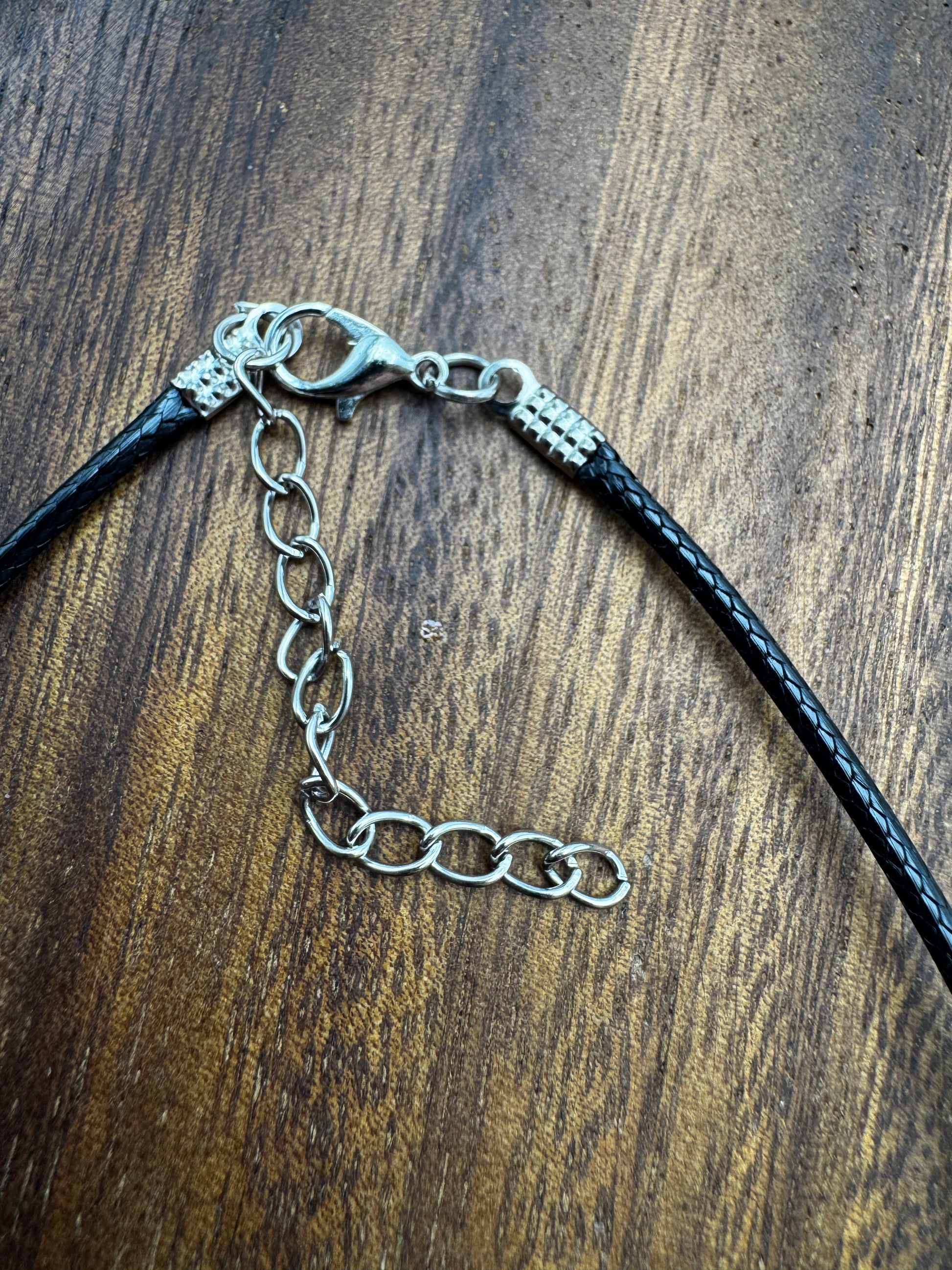Geflochtenes Synthetikband in Schwarz, 45 cm mit 5 cm Verlängerung – Trägerband für Edelstein- und Mineralienanhänger.