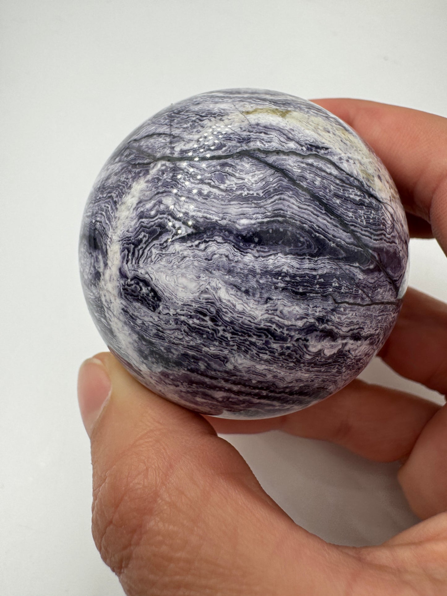 Kugel aus lila Jaspis PK61, 5,2 cm Durchmesser – opaker Mangan-Quarz mit sattem Violett und natürlicher Maserung, auch als lila Malachit bekannt.