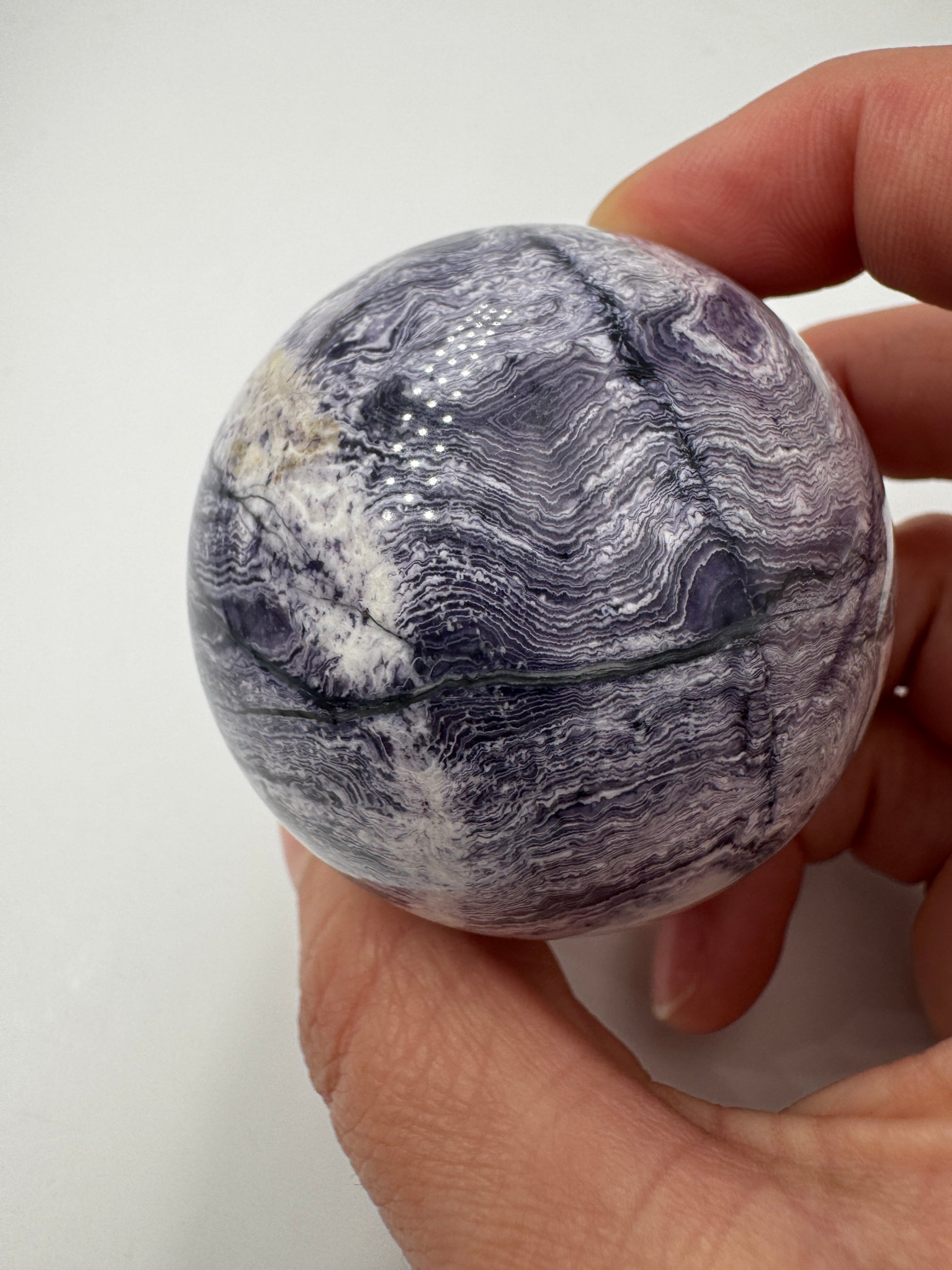 Kugel aus lila Jaspis PK61, 5,2 cm Durchmesser – opaker Mangan-Quarz mit sattem Violett und natürlicher Maserung, auch als lila Malachit bekannt.
