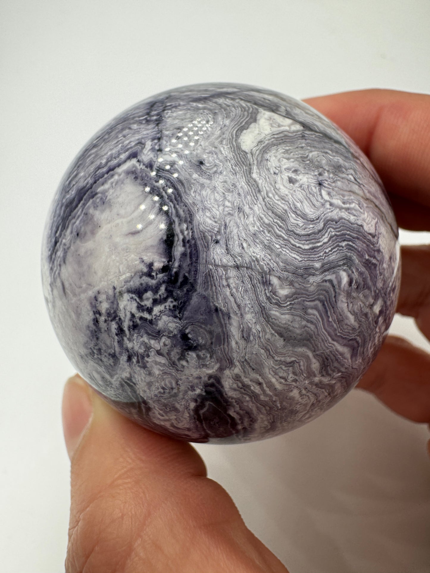 Kugel aus lila Jaspis PK61, 5,2 cm Durchmesser – opaker Mangan-Quarz mit sattem Violett und natürlicher Maserung, auch als lila Malachit bekannt.