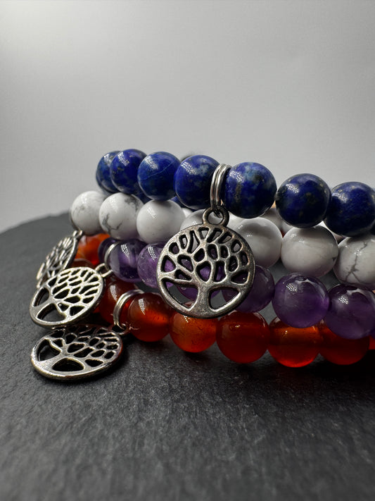 Kugelarmbänder aus Karneol, Amethyst, Magnesit und Lapislazuli mit Lebensbaum-Anhänger.