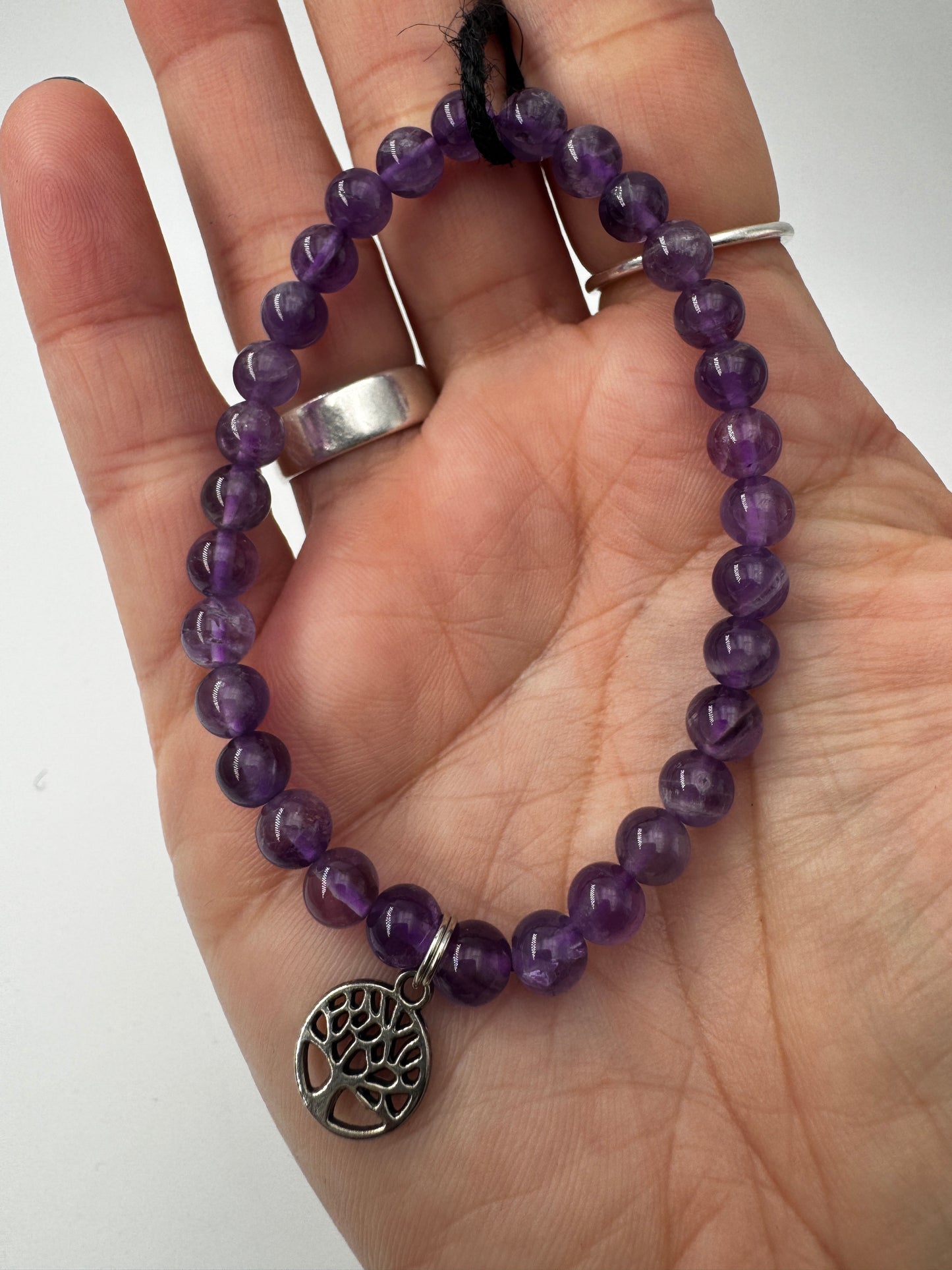 Kugelarmband aus Amethyst mit Lebensbaum-Anhänger.