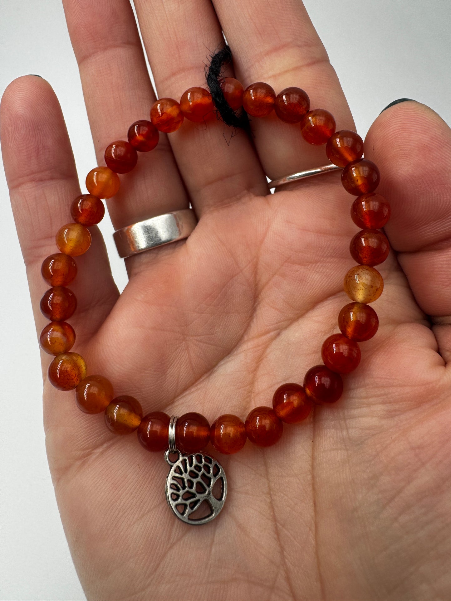 Kugelarmband aus Karneol mit Lebensbaum-Anhänger.