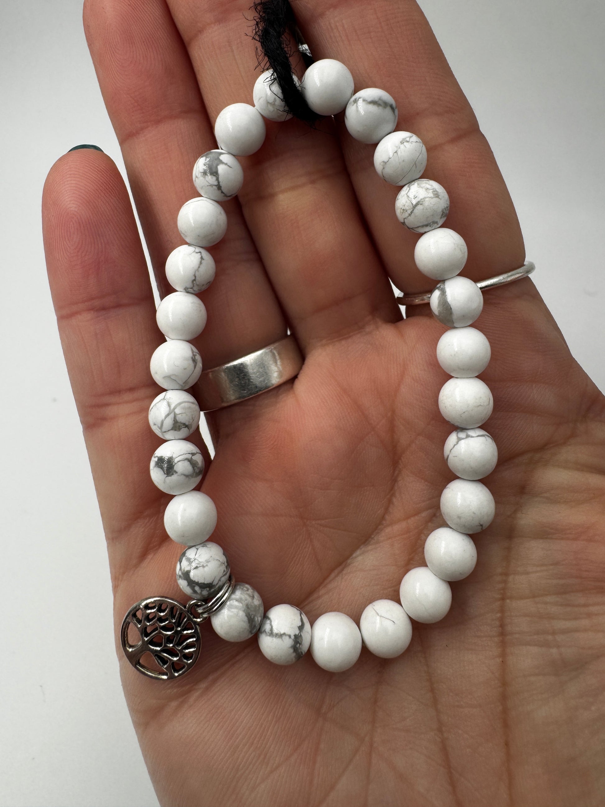 Kugelarmband aus Magnesit mit Lebensbaum-Anhänger.