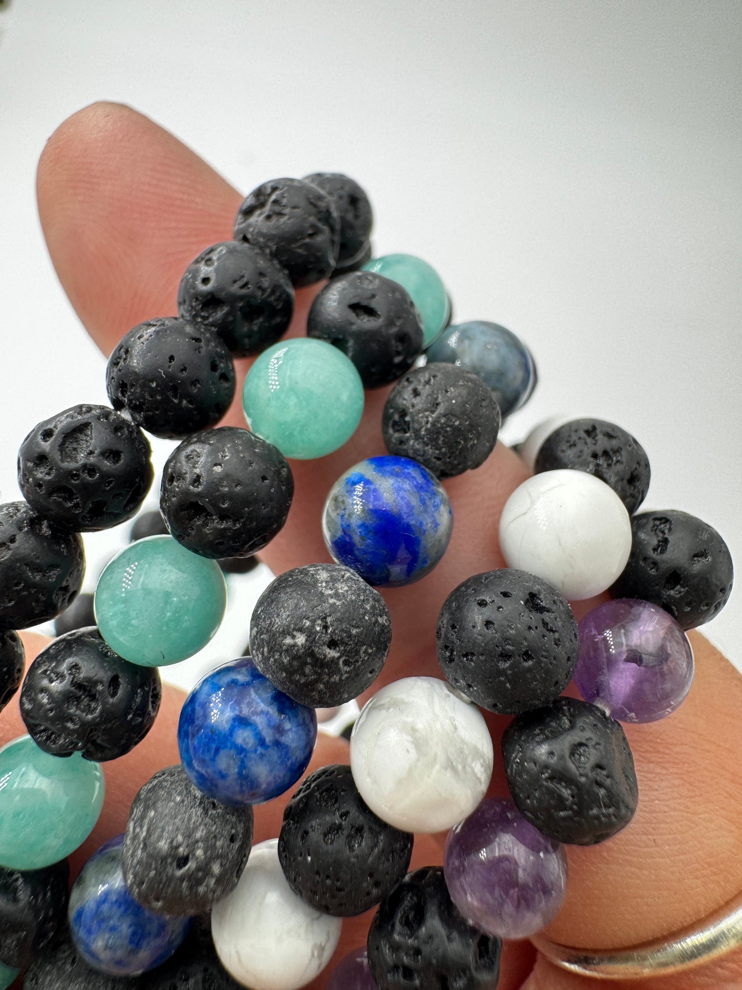 Kugelarmband aus Vulkangestein (Basalt-Lava) und anderen Mineralien.