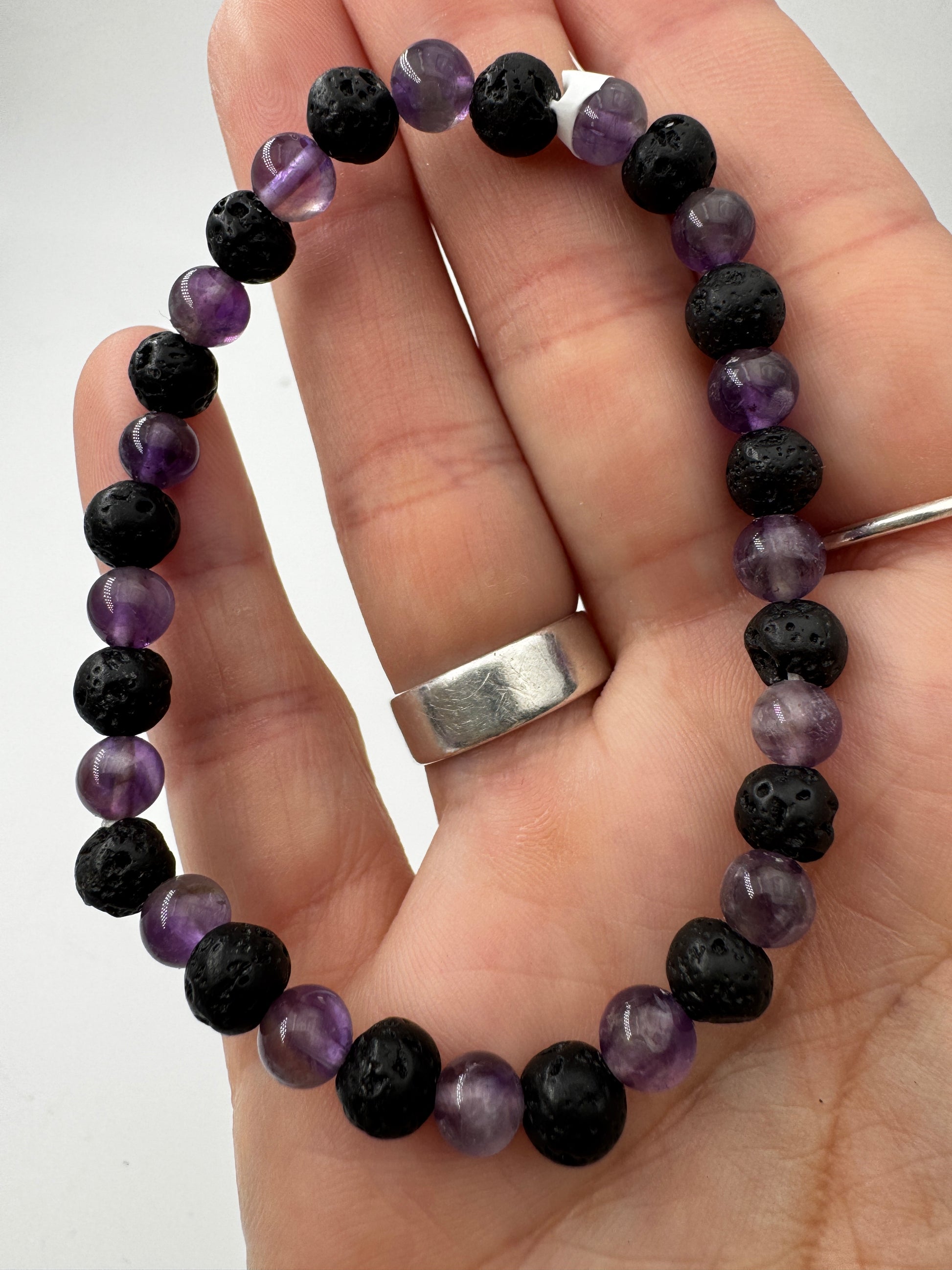 Kugelarmband aus Vulkangestein (Basalt-Lava) und Amethyst.