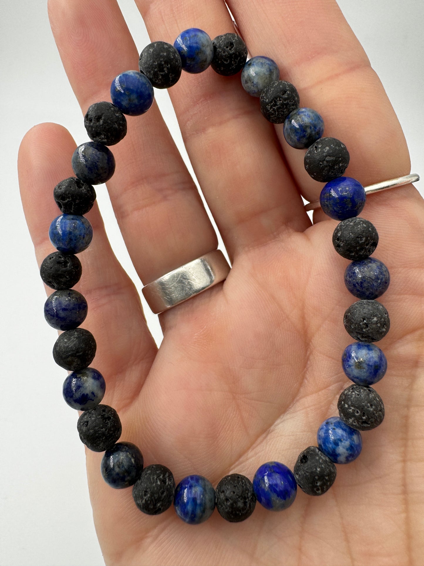 Kugelarmband aus Vulkangestein (Basalt-Lava) und Sodalit.
