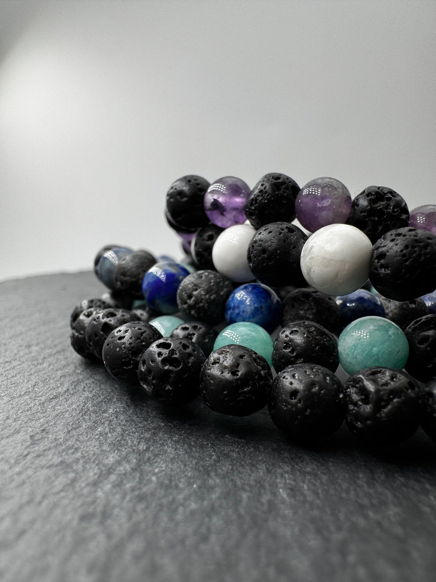 Kugelarmband aus Vulkangestein (Basalt-Lava) und anderen Mineralien.