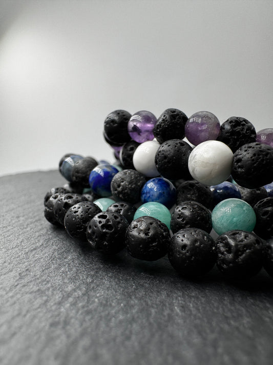 Kugelarmband aus Vulkangestein (Basalt-Lava) und anderen Mineralien.