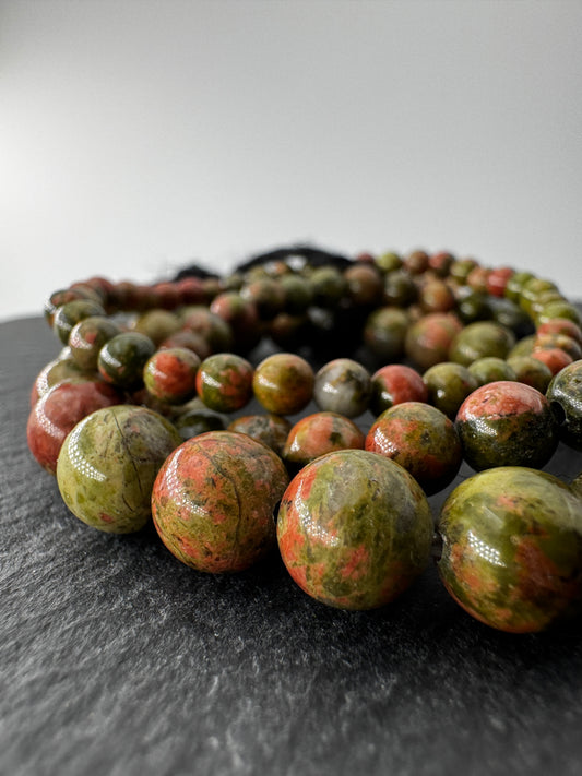 Armband aus Unakit mit Kugeln – natürliches Muster aus rosa Feldspat und grünem Epidot, Umfang 19 cm.
