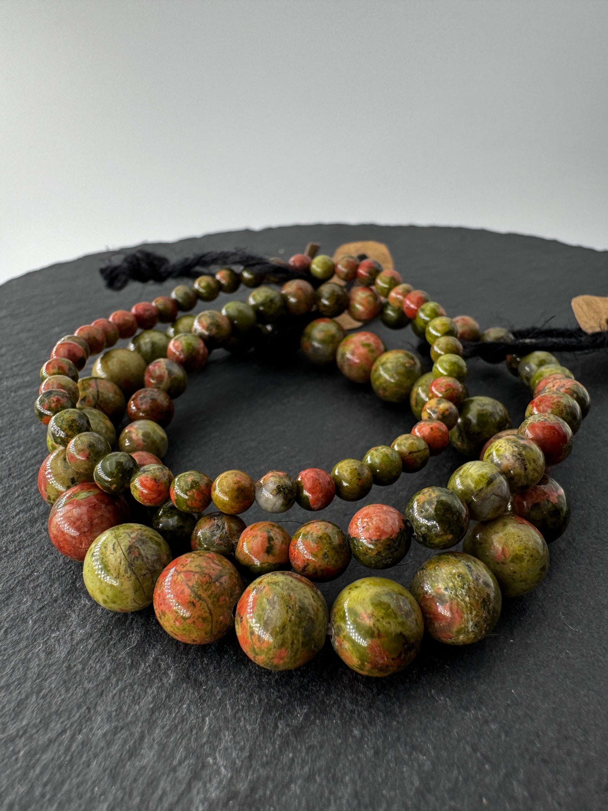 Armband aus Unakit mit Kugeln – natürliches Muster aus rosa Feldspat und grünem Epidot, Umfang 19 cm.