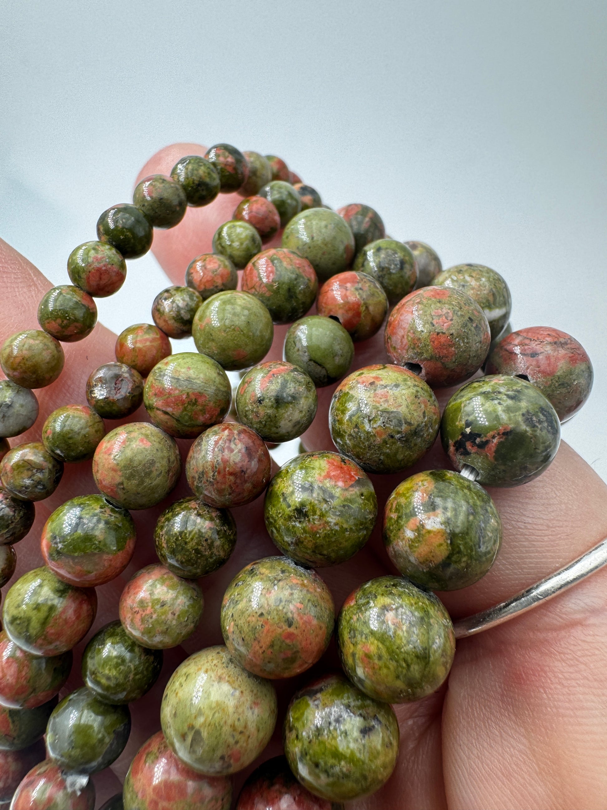 Armband aus Unakit mit Kugeln – natürliches Muster aus rosa Feldspat und grünem Epidot, Umfang 19 cm.