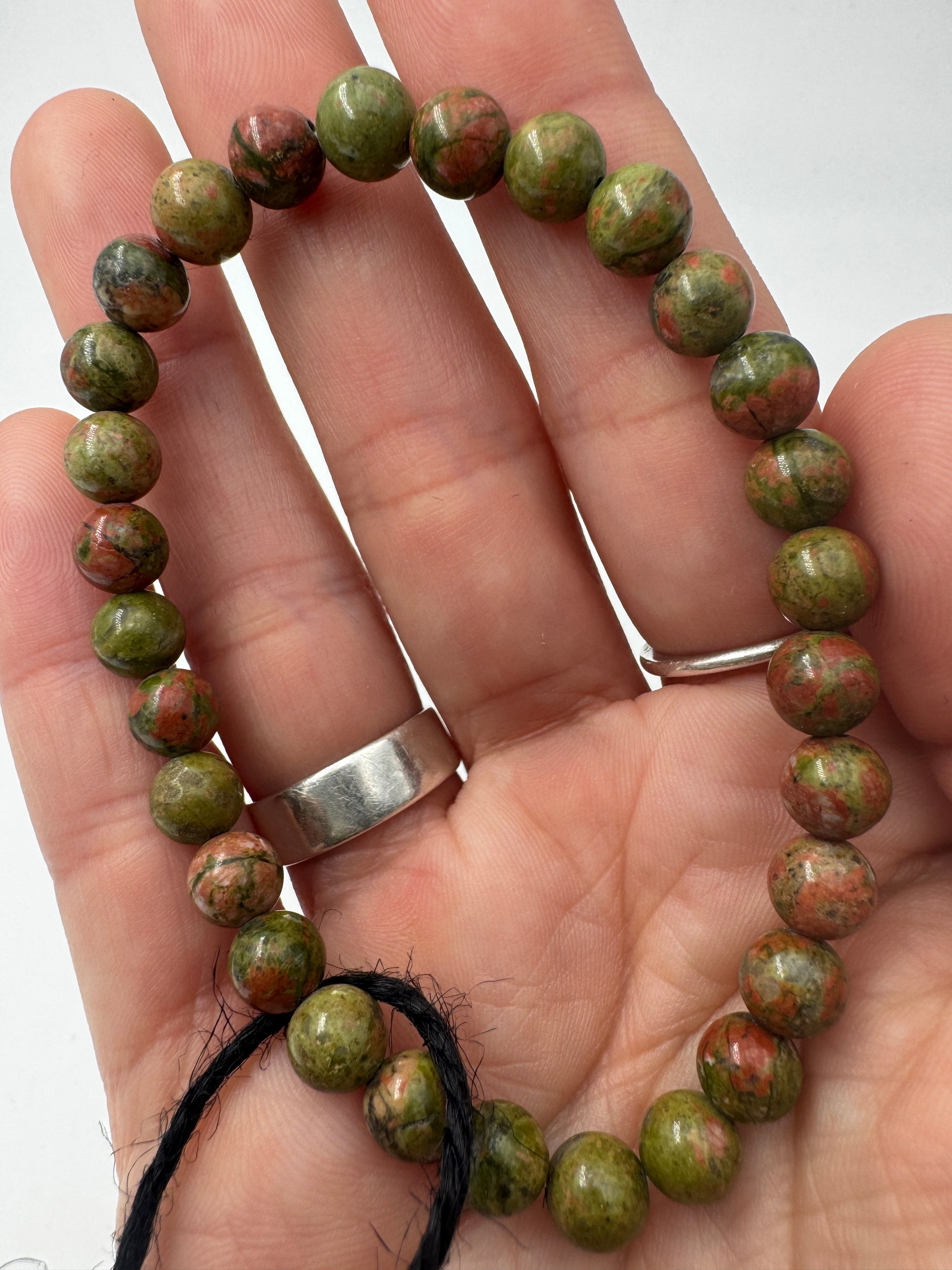 Armband aus Unakit mit Kugeln – natürliches Muster aus rosa Feldspat und grünem Epidot, Umfang 19 cm.
